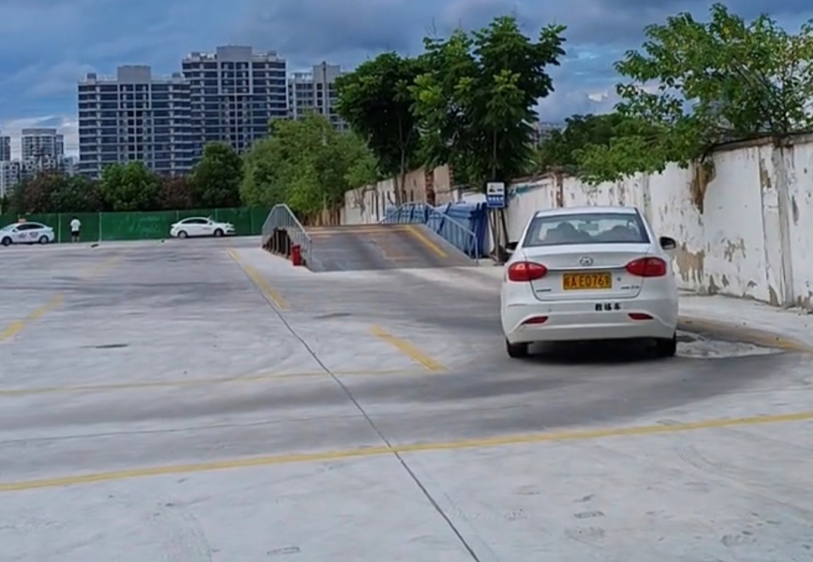 上班族學員學車場景