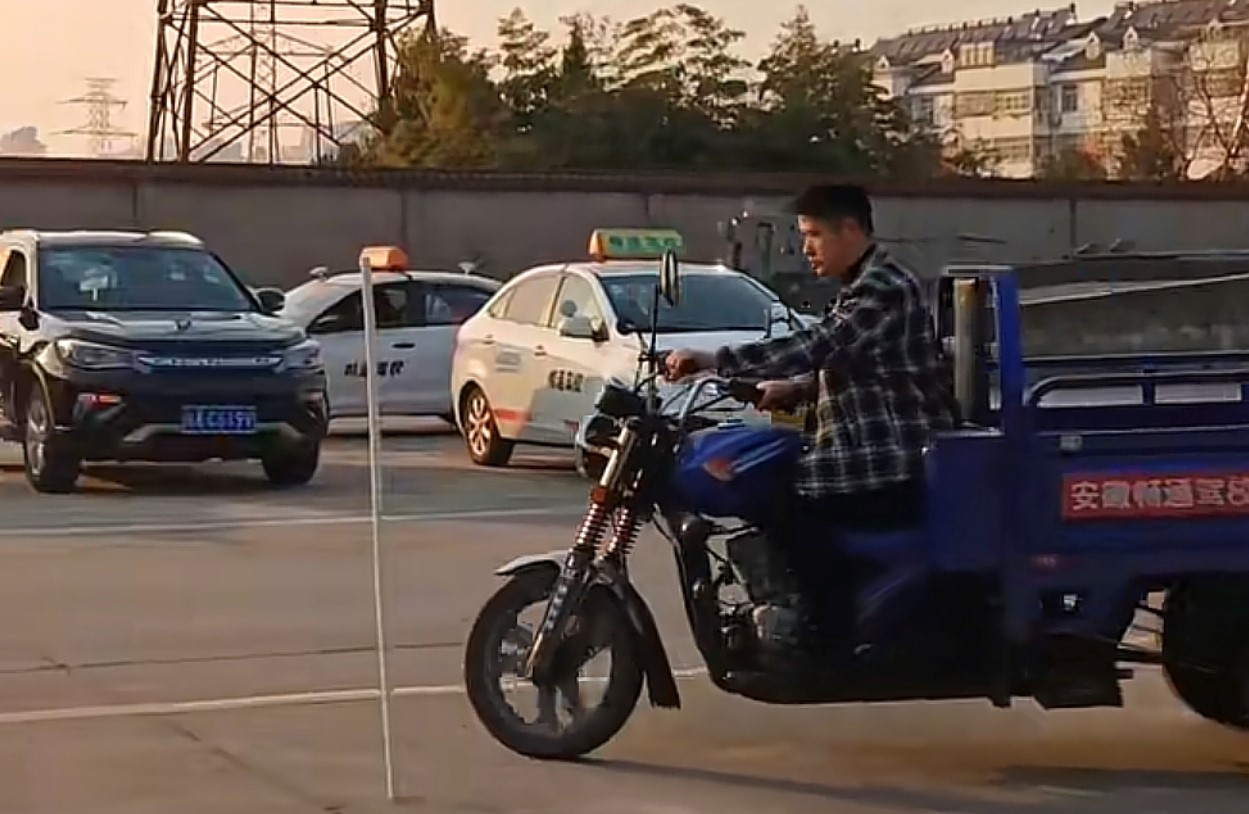 安徽畅通驾校摩托车理论教学与实操训练场景