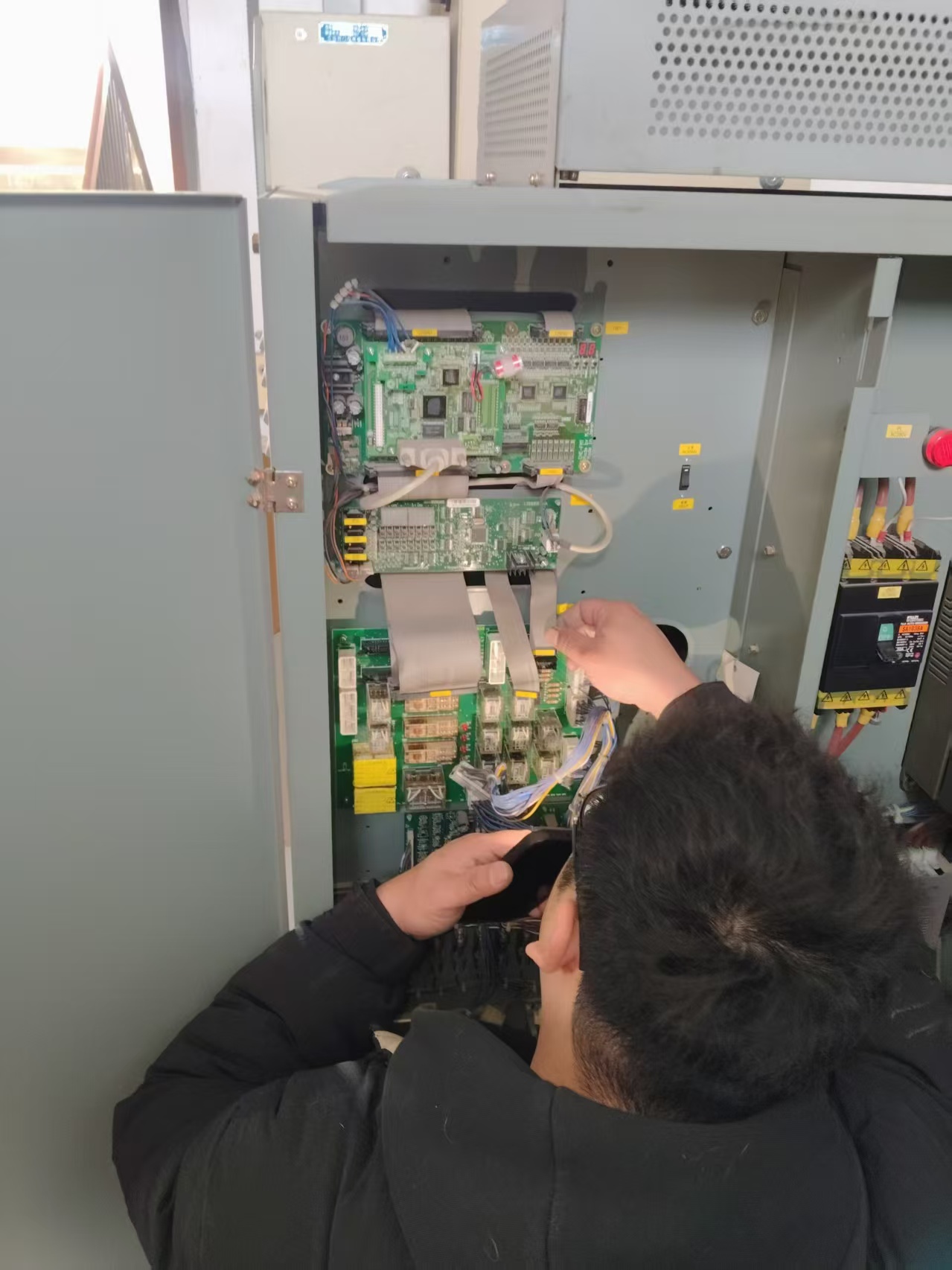 电梯维保现场工作图