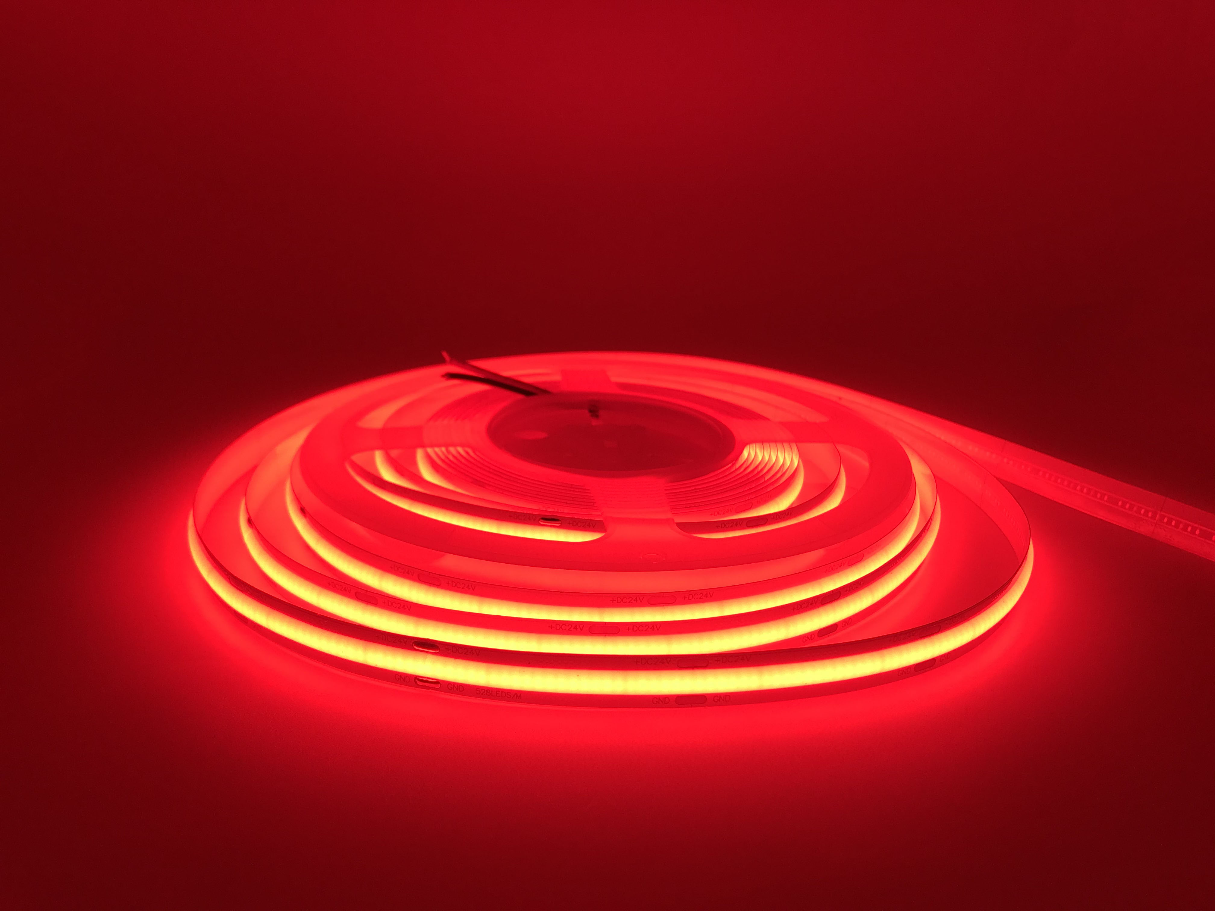 现代商业空间中的LED灯带装饰效果