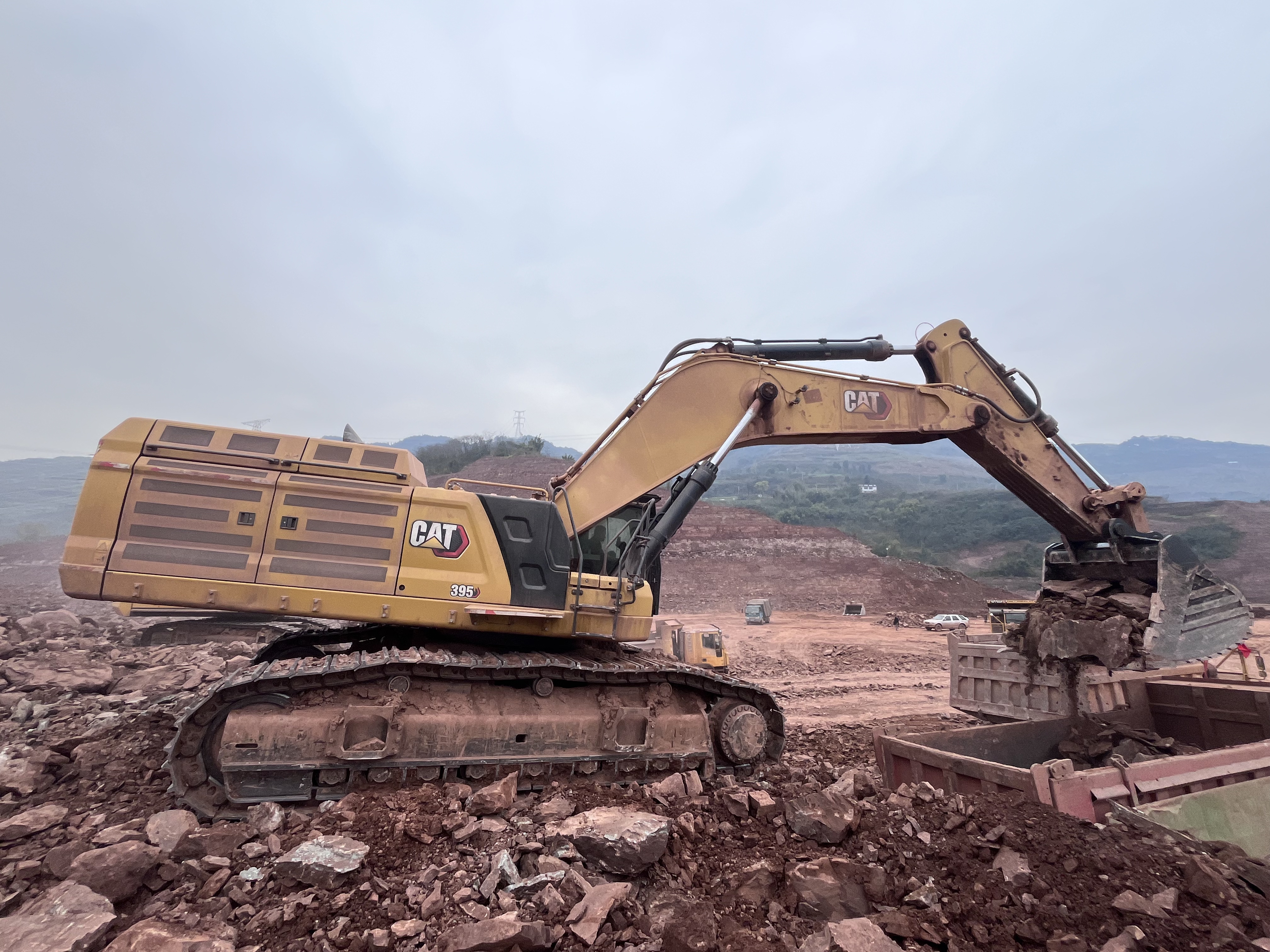 玖业茂工程机械整齐停放的现代化挖掘机设备群