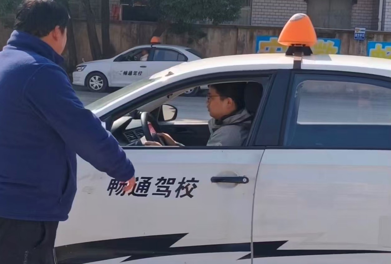 驾校学员正在进行机器人教练辅助训练