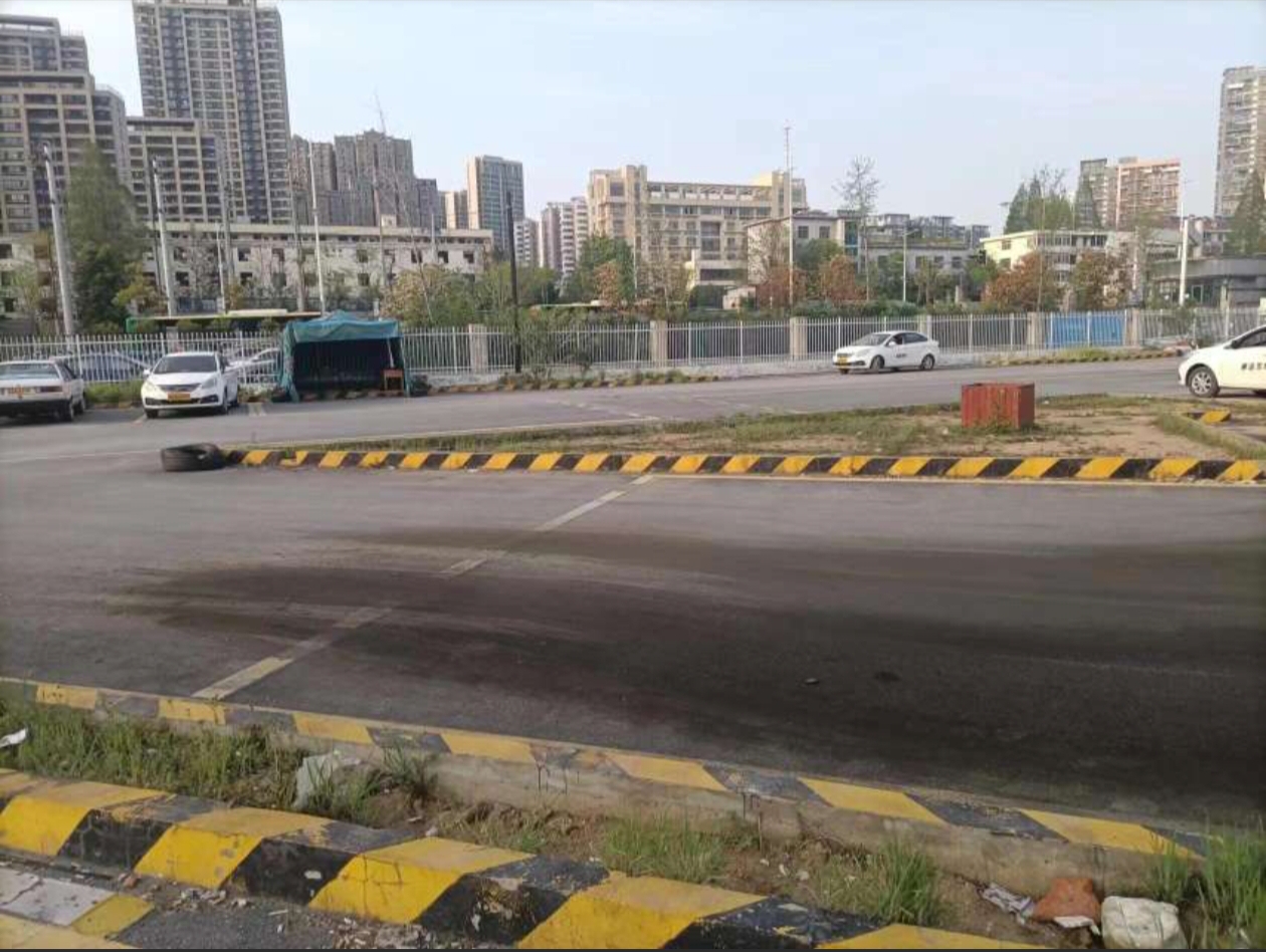 学员在教练指导下进行科目二项目练习