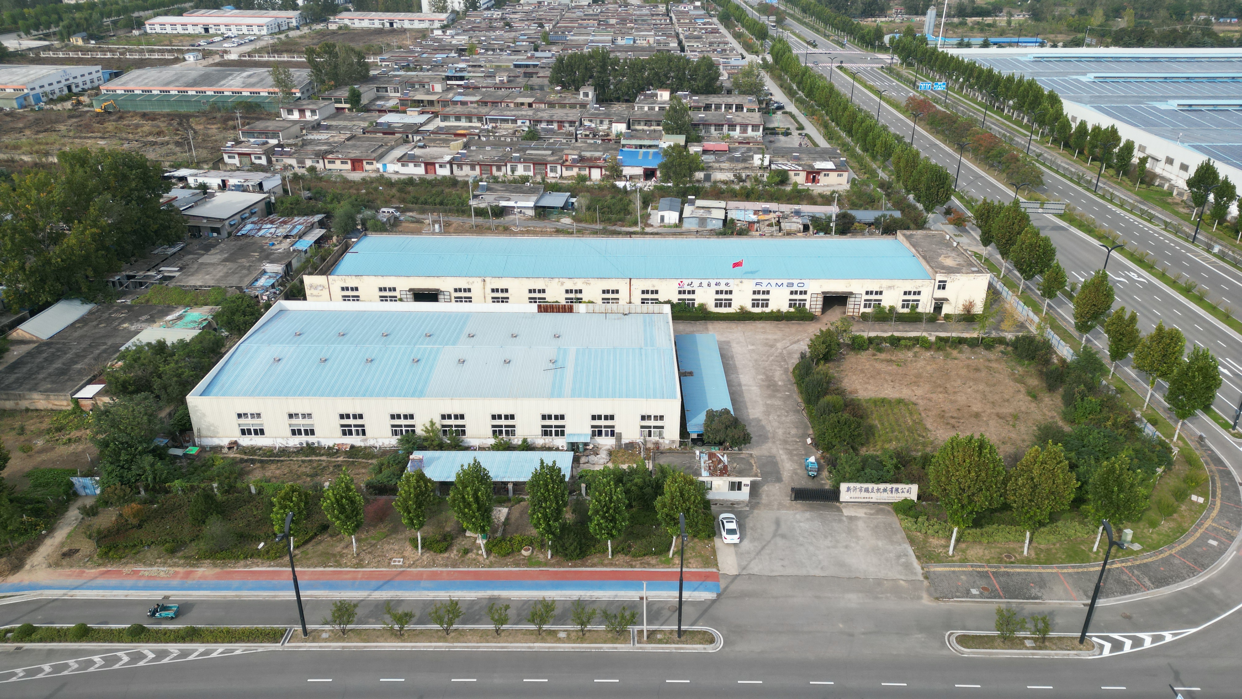 现代化服装工厂内的自动化生产线