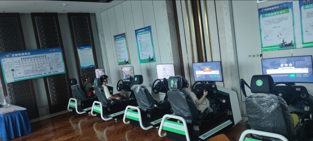 教练员耐心指导学员
