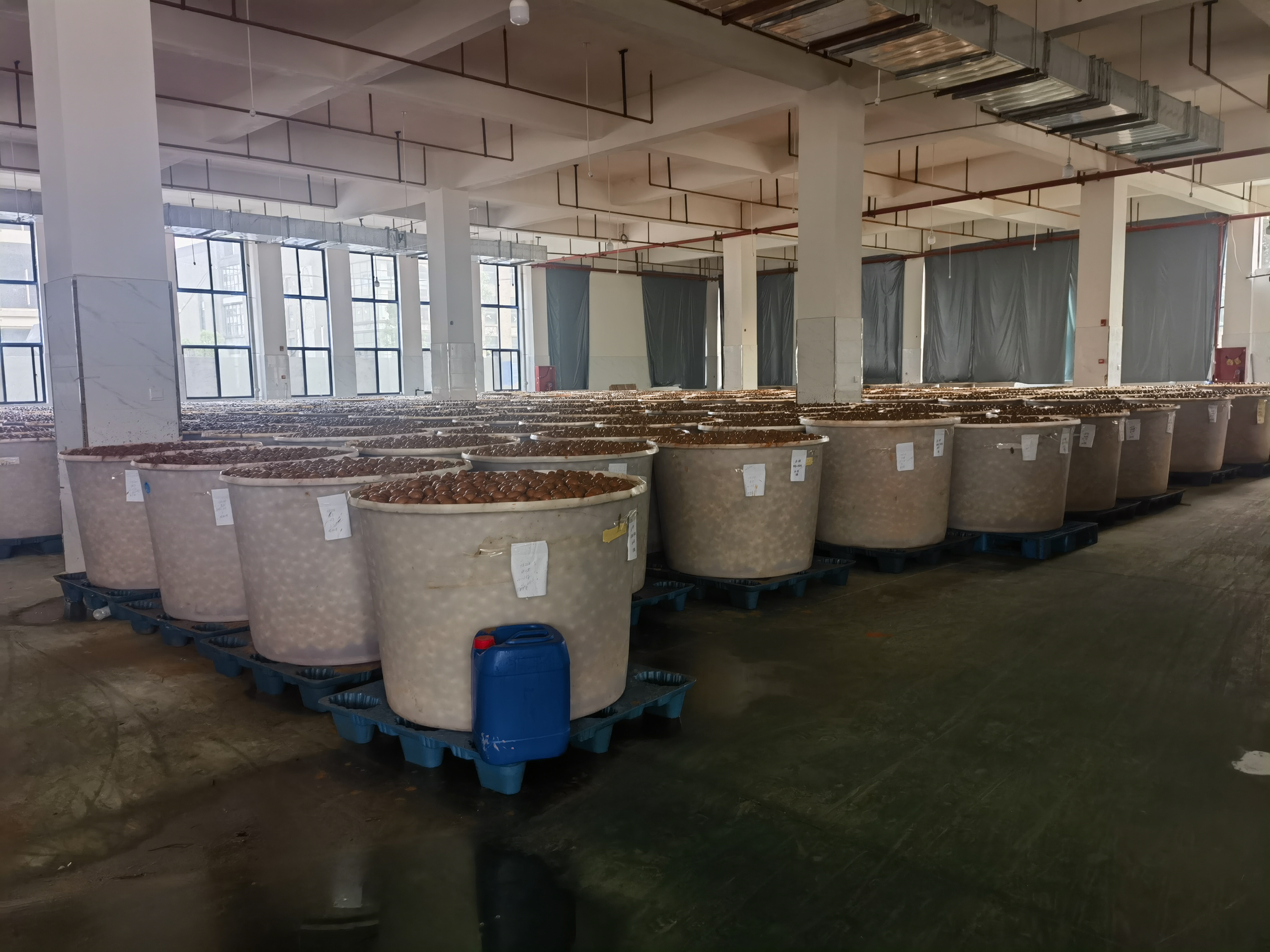 江苏瑞辉高分子科技有限公司生产的耐腐蚀鸭蛋桶,采用蓝色桶身与黄色桶盖,桶体印有清晰危废标识