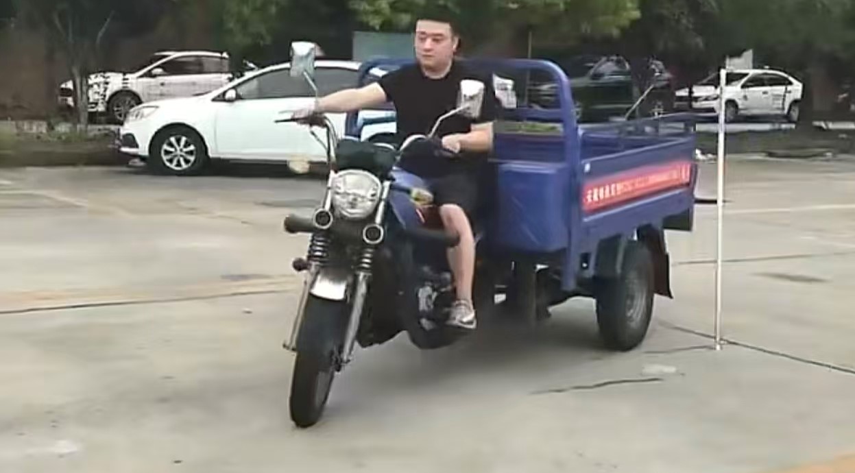 39岁学员大姐在安徽畅通驾校成功考取摩托车D证