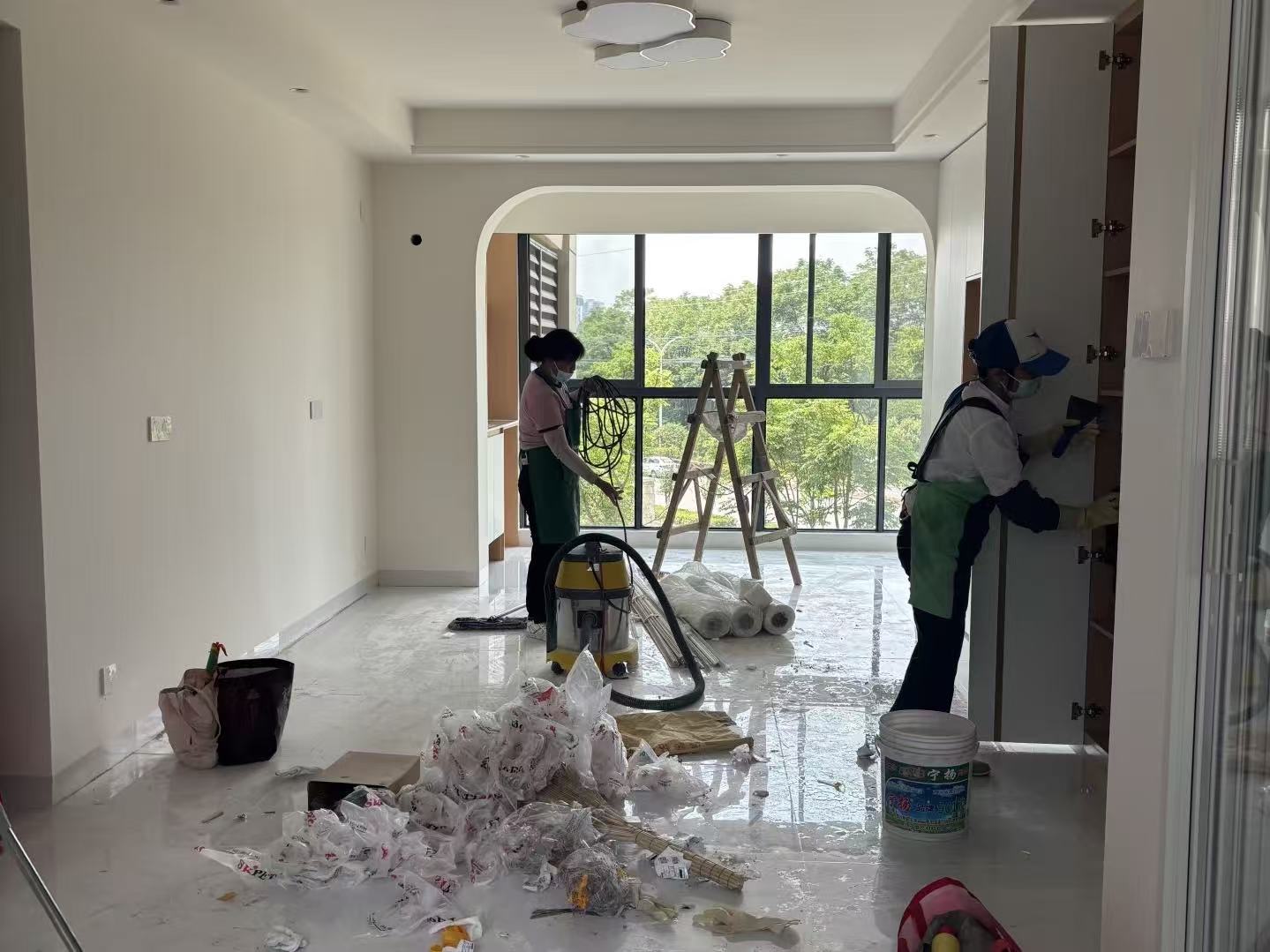 清洗后洁净的烟道内部对比