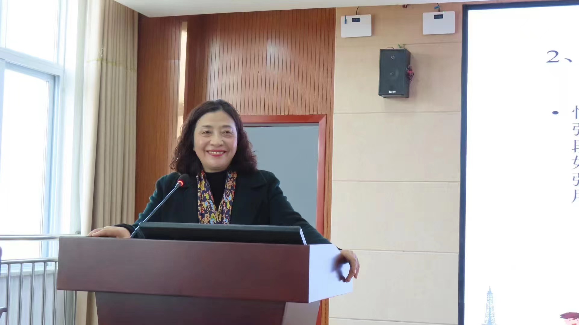 李福琼律师在专业会议中发言或参与法律咨询活动的场景