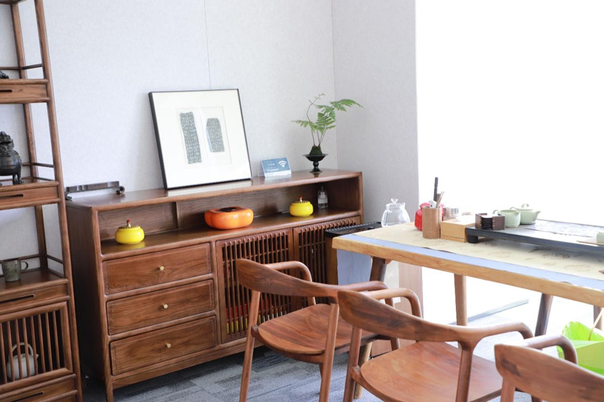 深圳城市天际线与法律象征结合,寓意专业仲裁服务护航企业发展