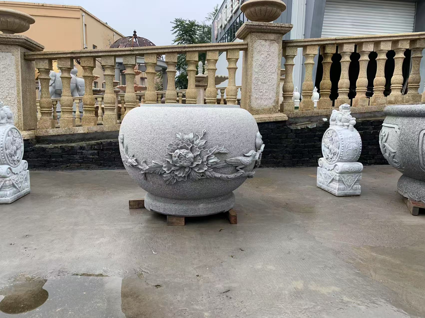 石牌楼精细雕刻细节展示