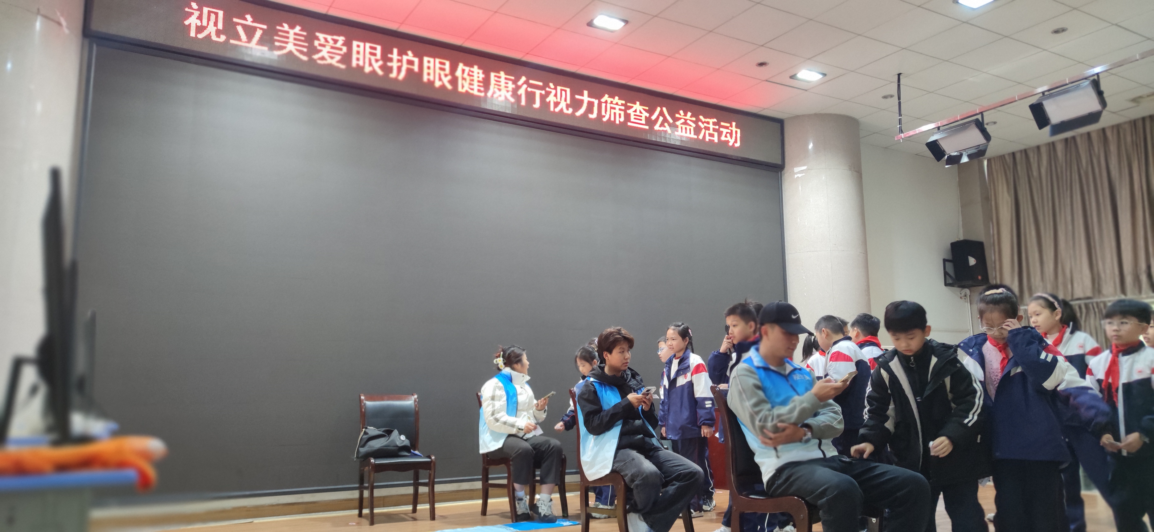 家长与孩子正在体验智能视力健康管理设备