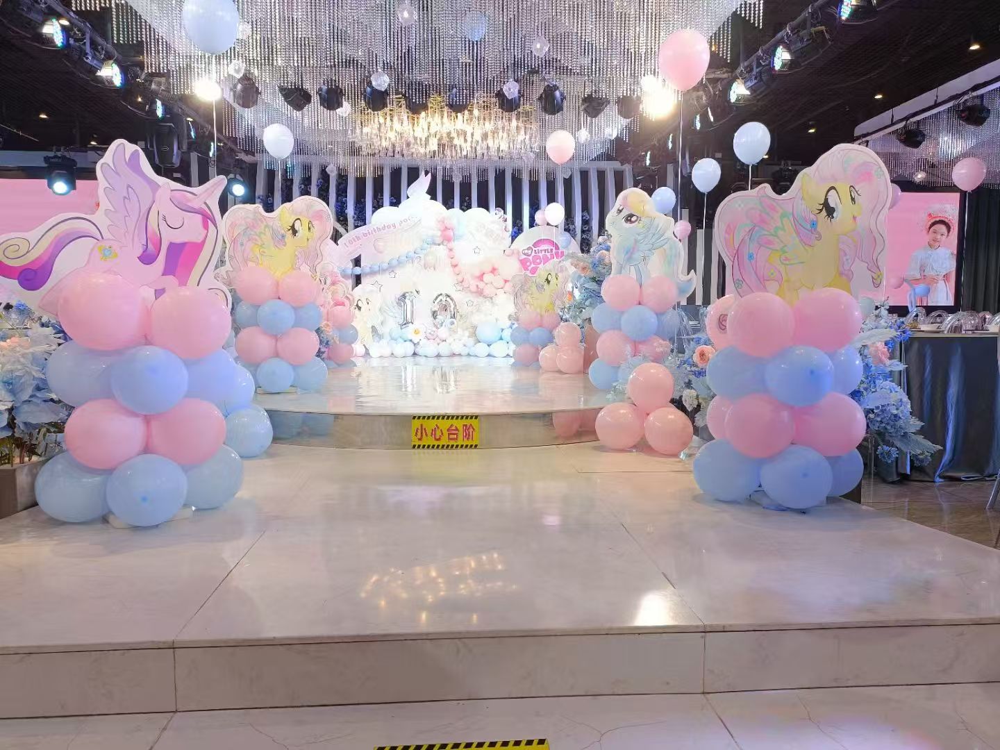 小酒窝气球派对作品：星空梦境宝宝宴拱门