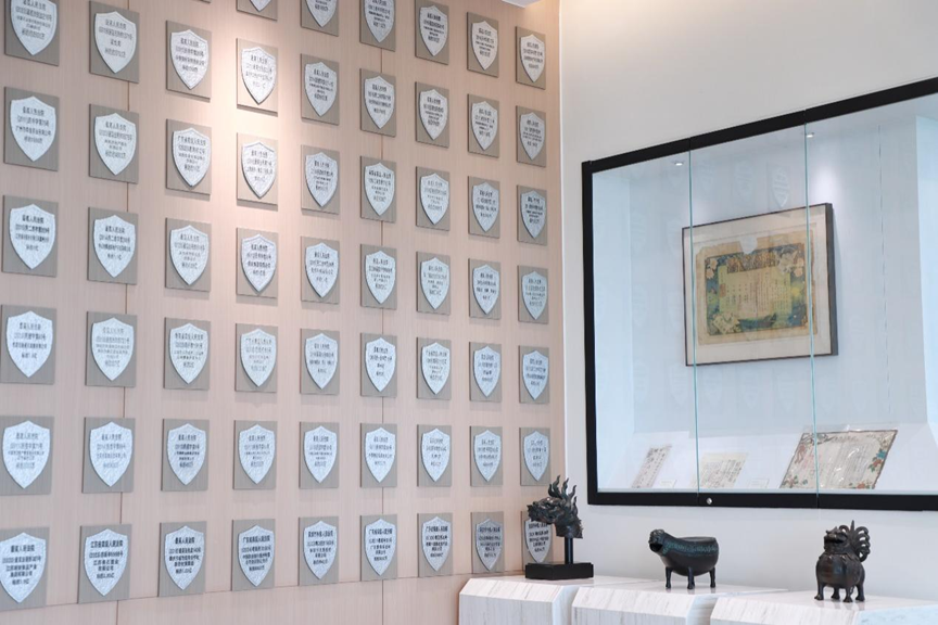 象征法律、仲裁与公正的天平、法槌与书籍摆放在一起