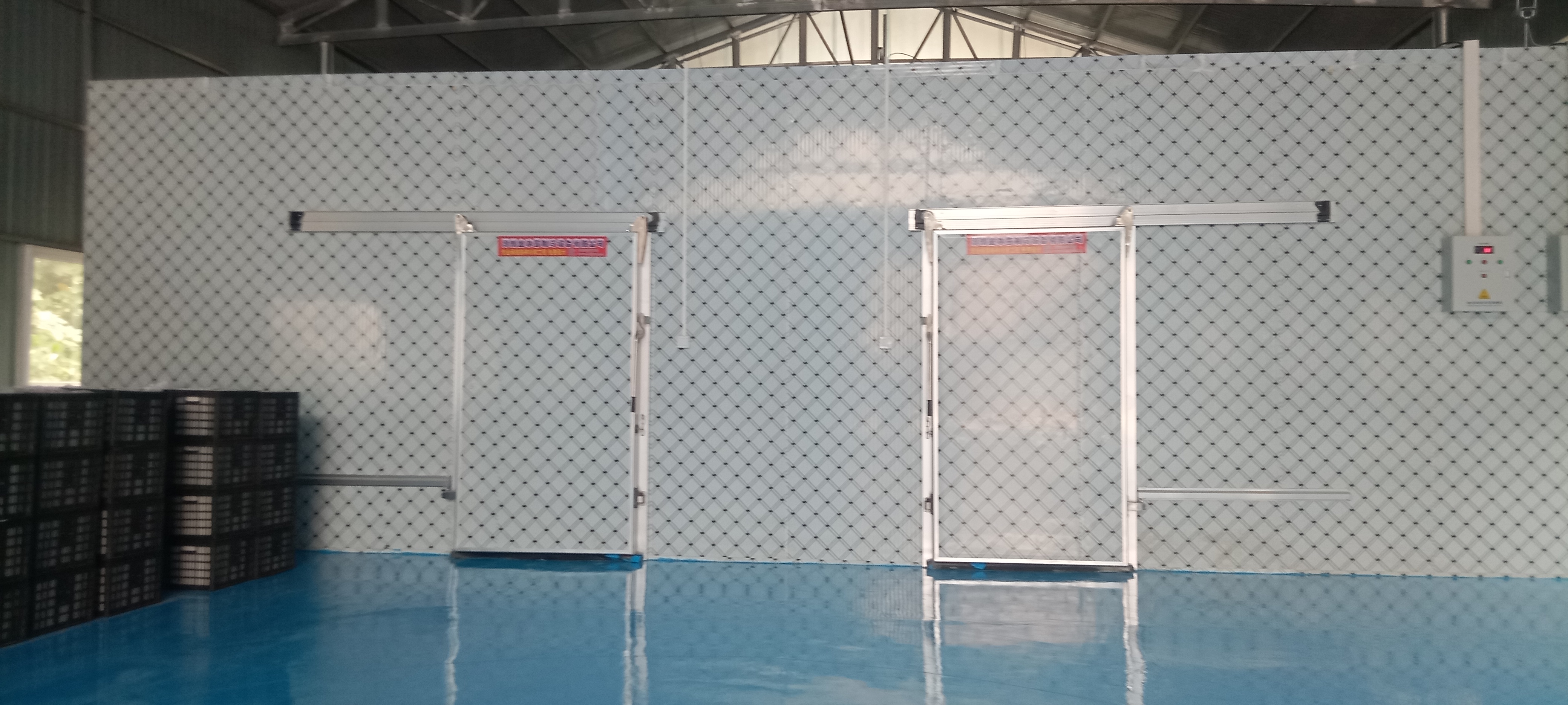 冷库内部机组与管路安装细节展示