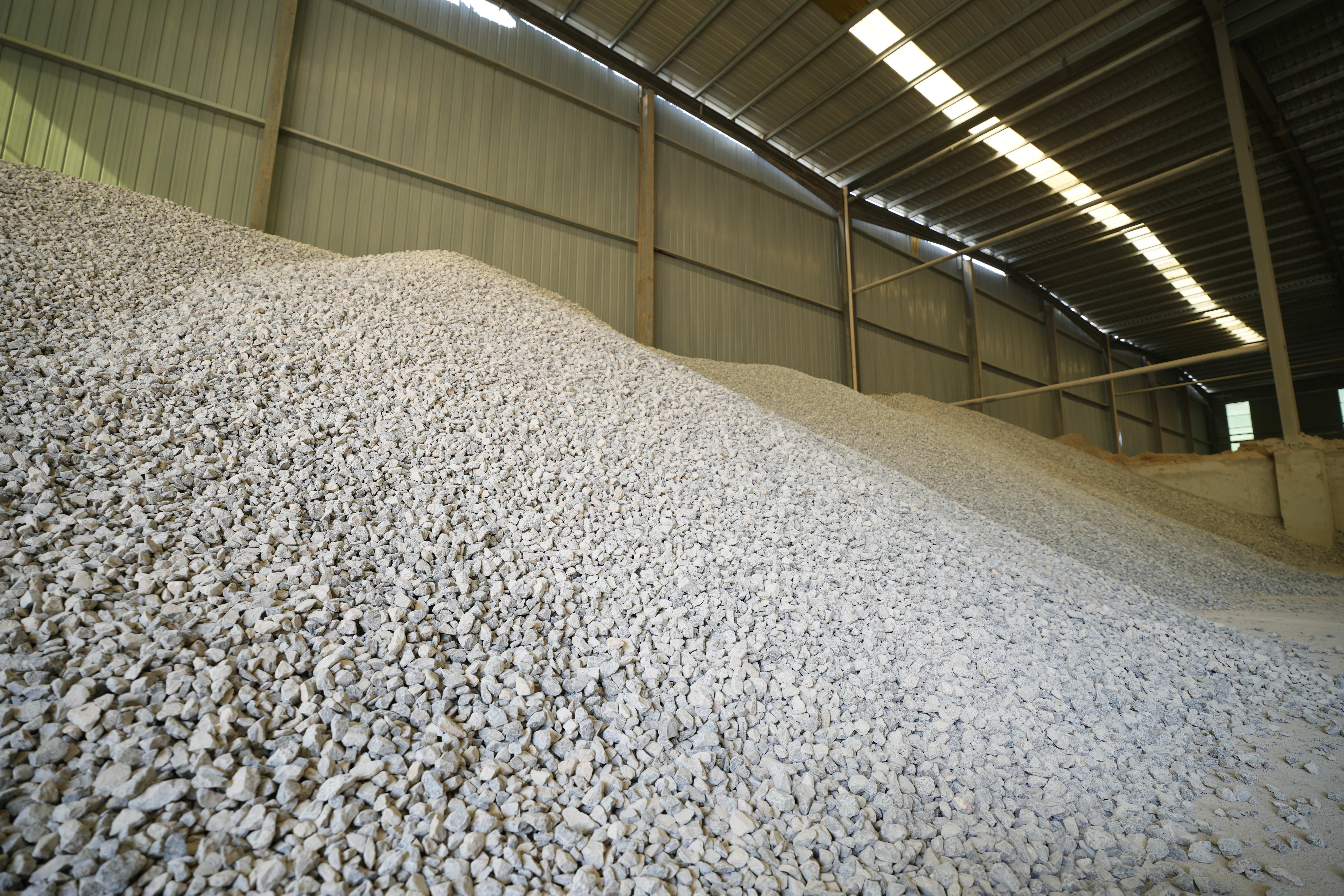 现代化水泥管生产车间内部