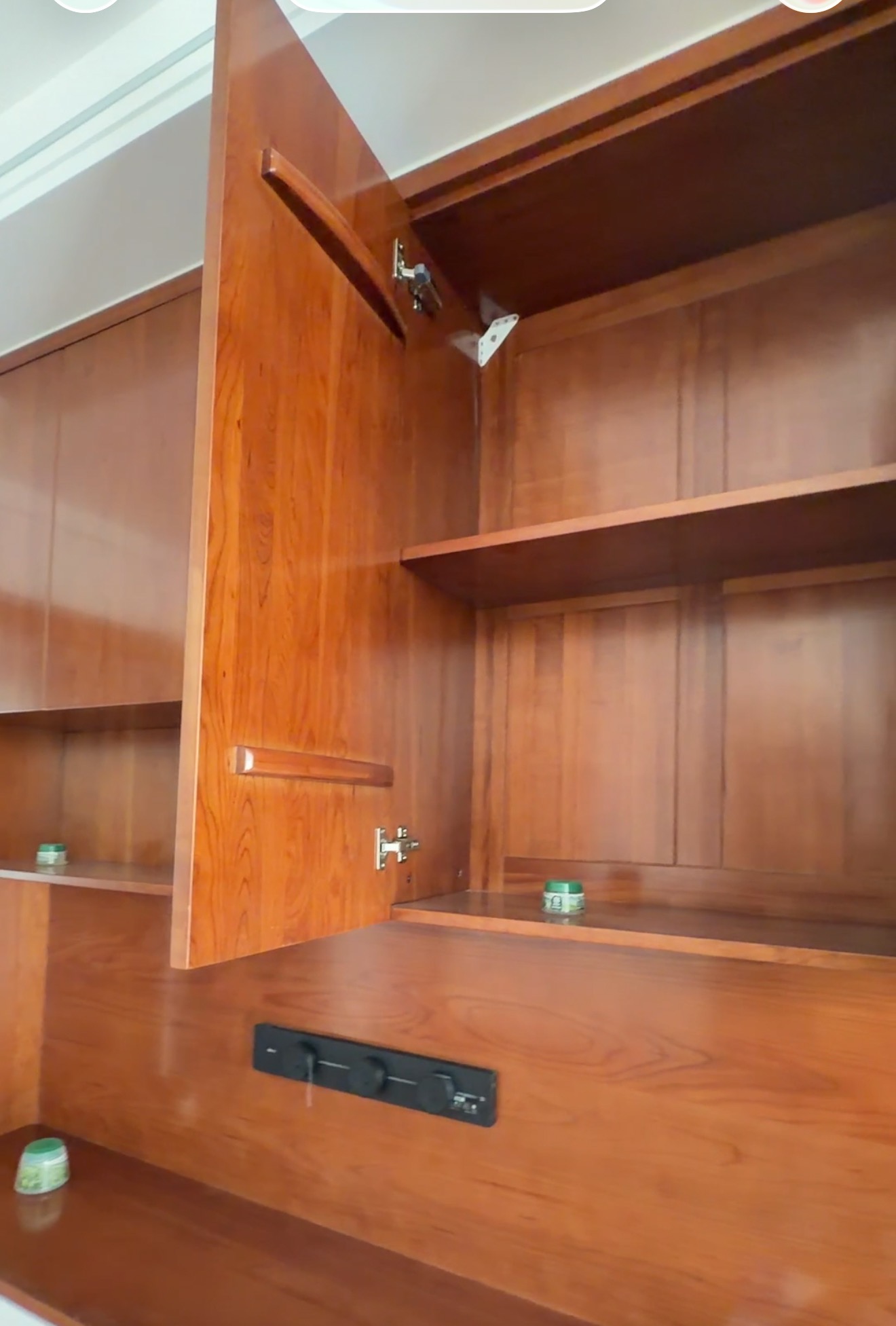 简约风格的定制衣柜与木门效果展示