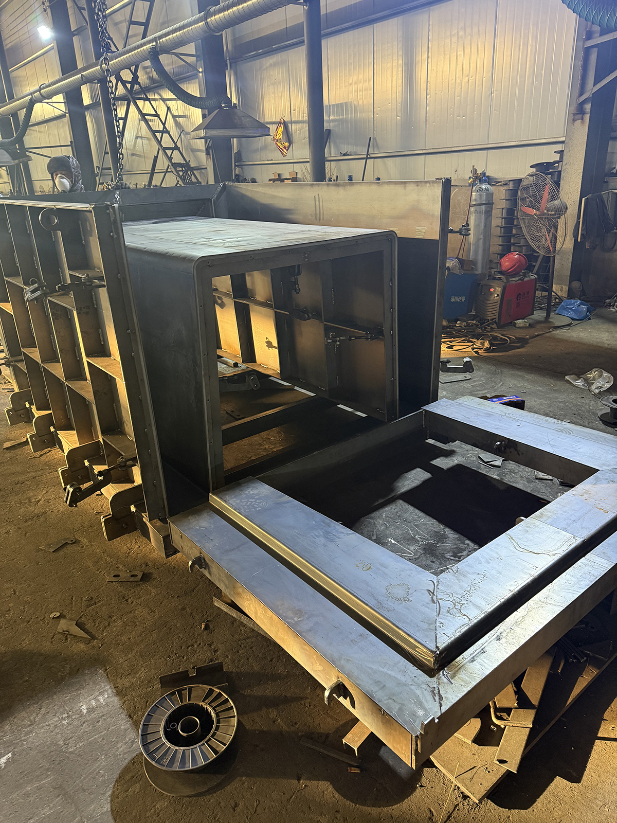 保定晨鑫模具制造的隔离墩钢模具产品图