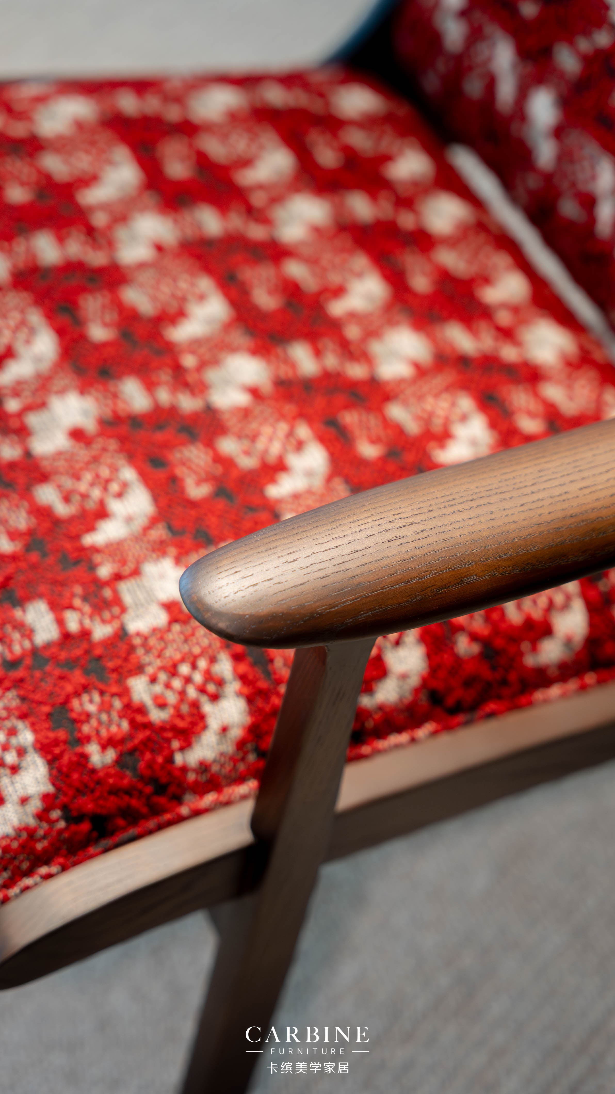 一张设计感强烈的意式休闲椅特写图片，展现了其独特的造型、精致的缝线和高级的材质质感