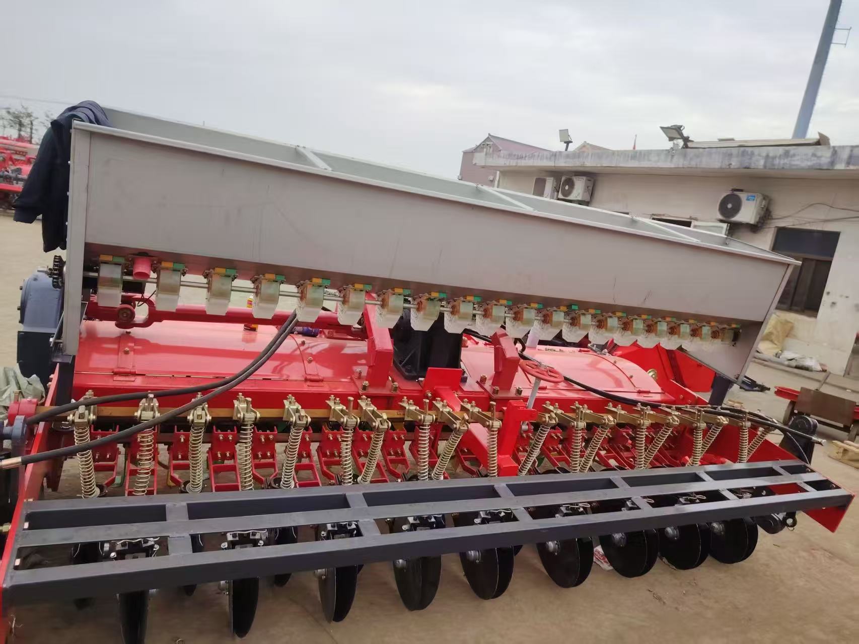 苏连机械在田间作业