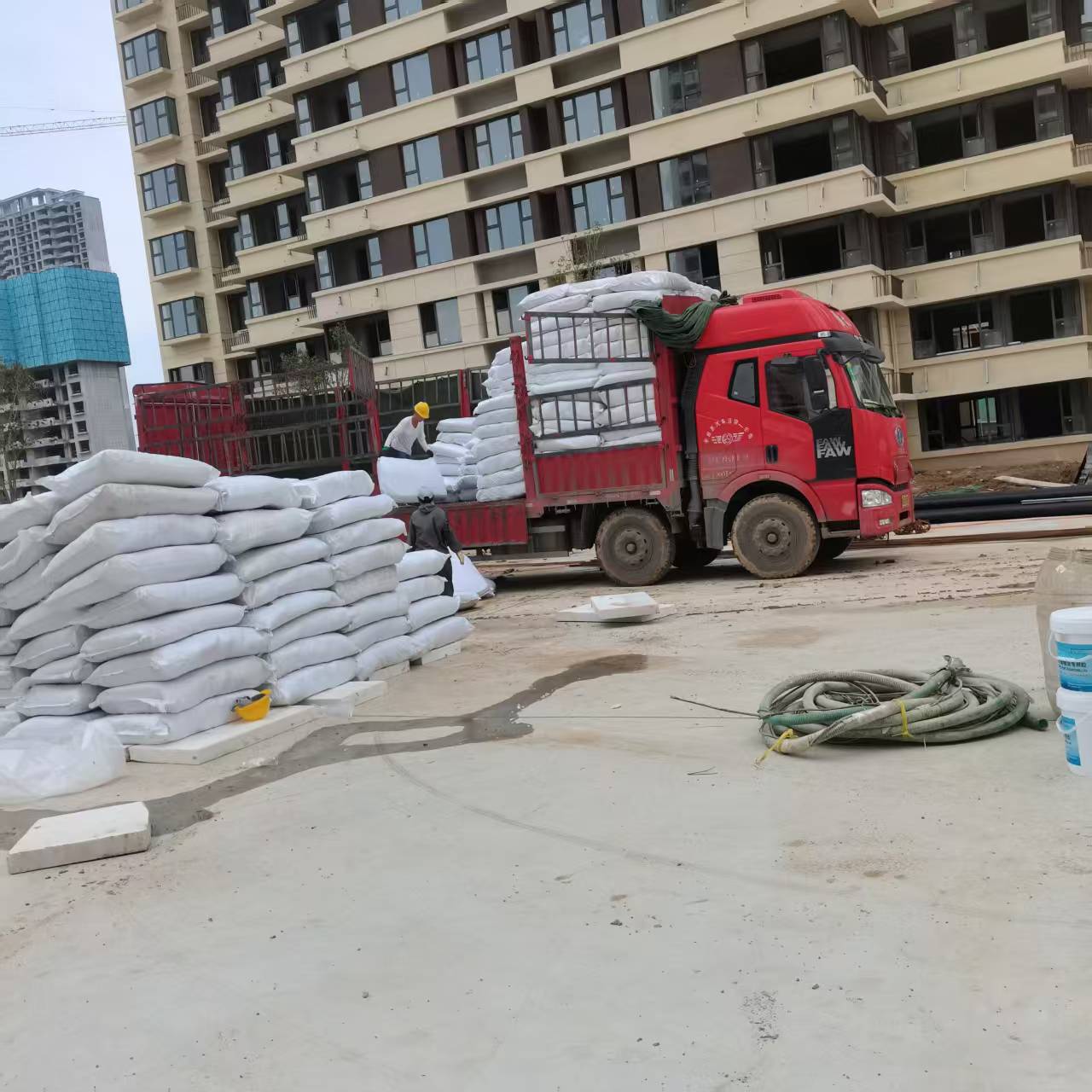 聚氨酯喷涂施工现场示意