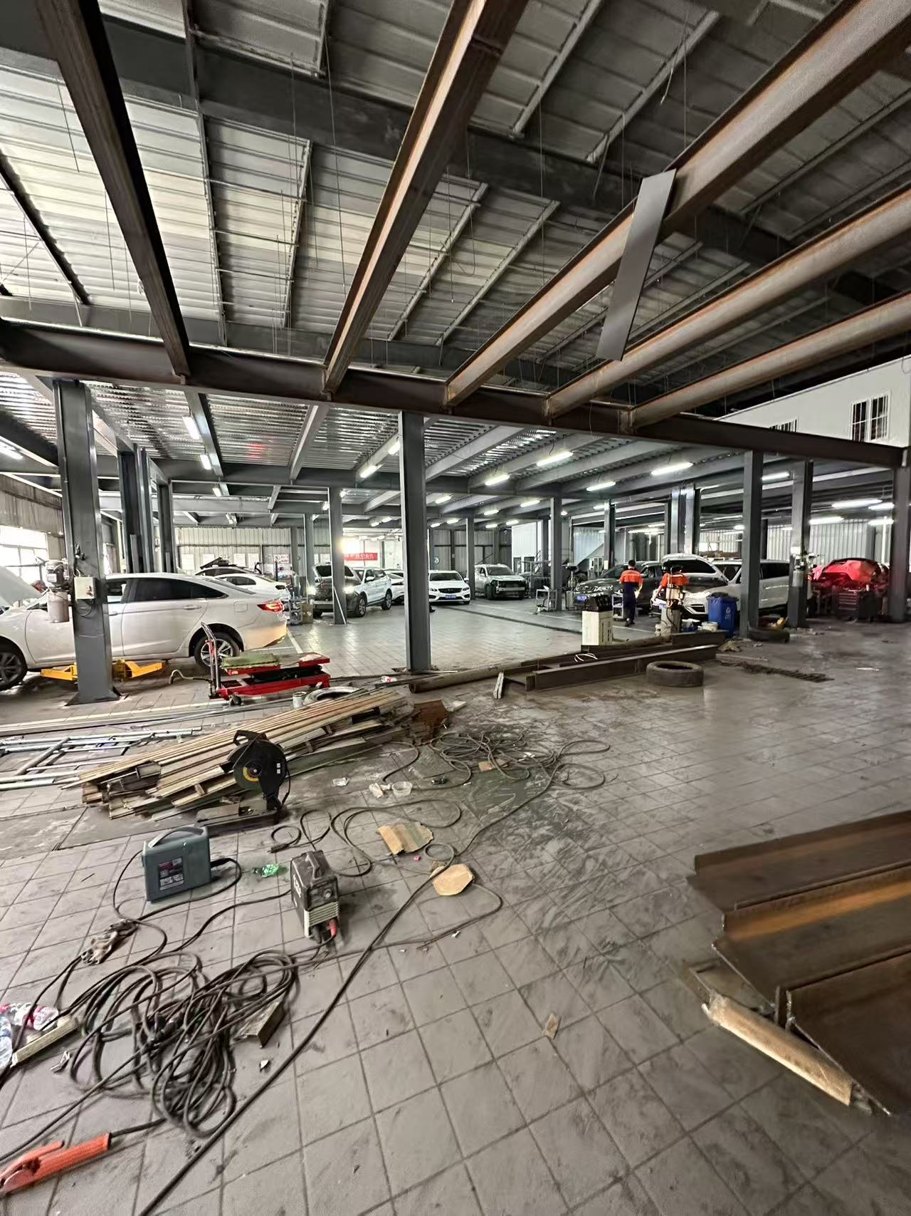 钢结构隔层施工现场