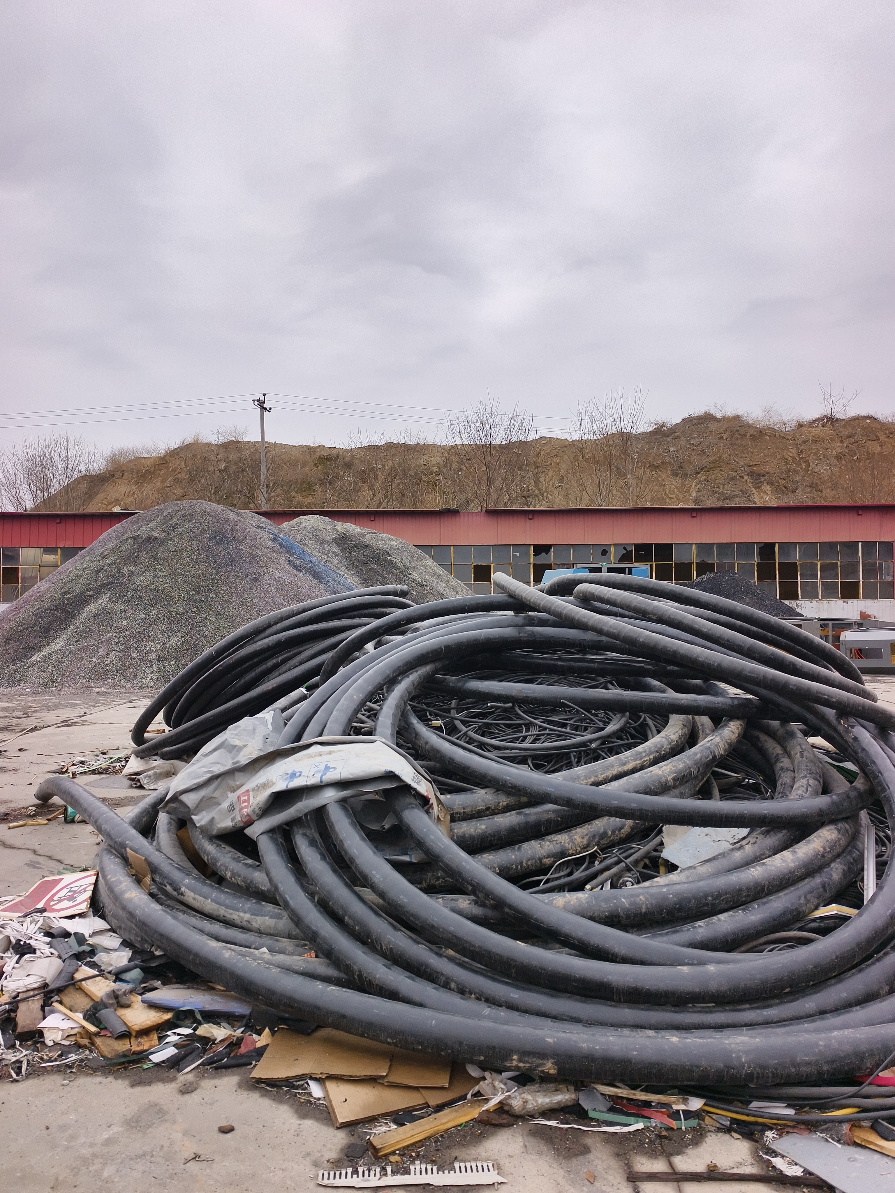 专业工程师正在工地现场进行电缆评估与测量