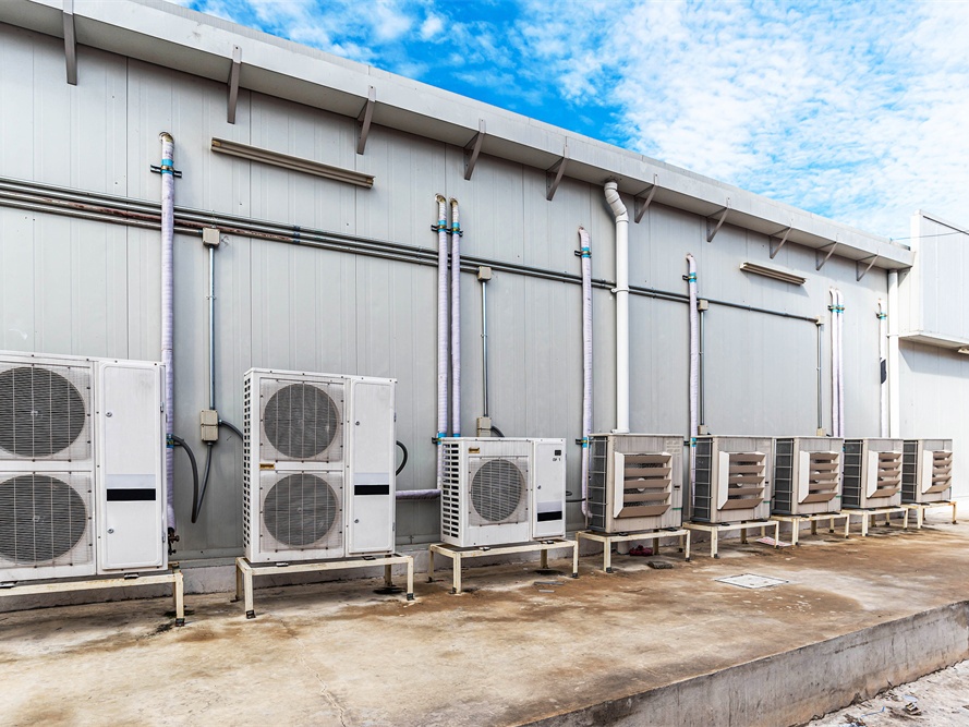 专业的空调回收作业现场