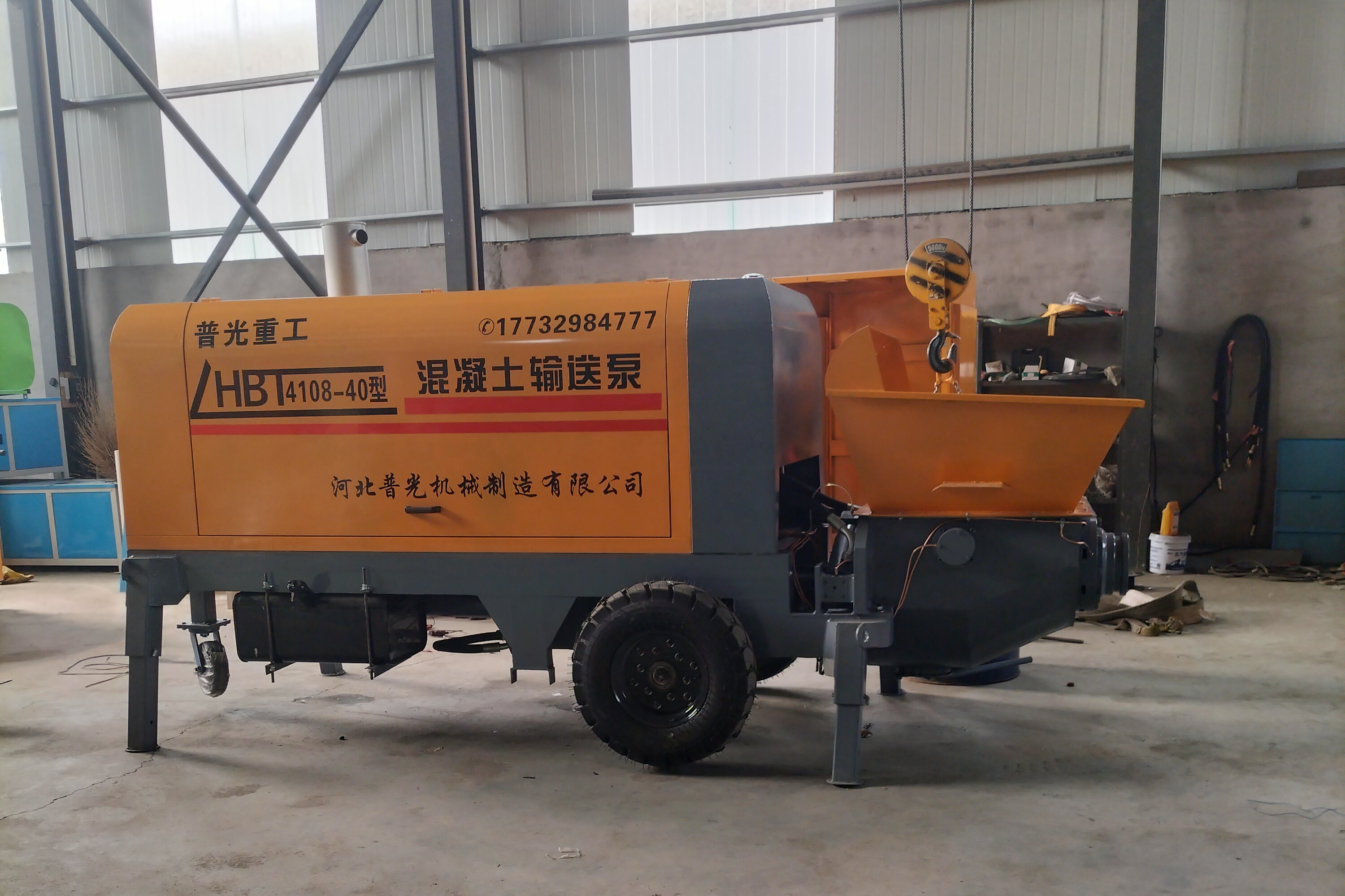 混凝土泵送作业特写