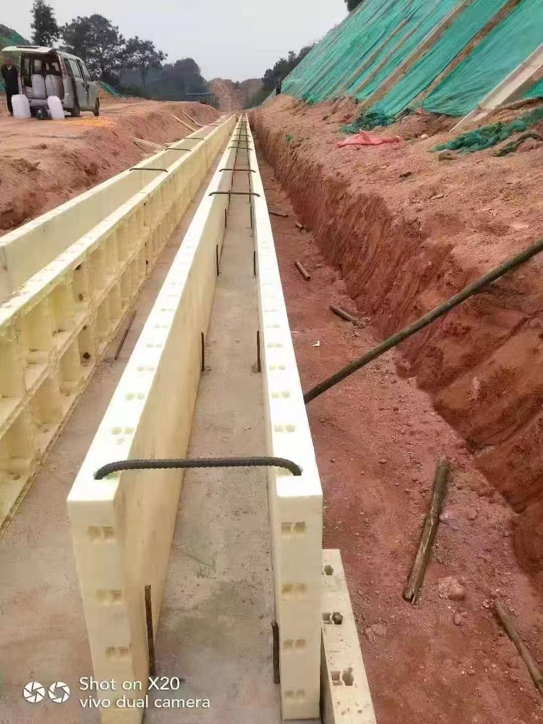 经过专业翻新处理的二手塑料模板成品，码放整齐等待出货