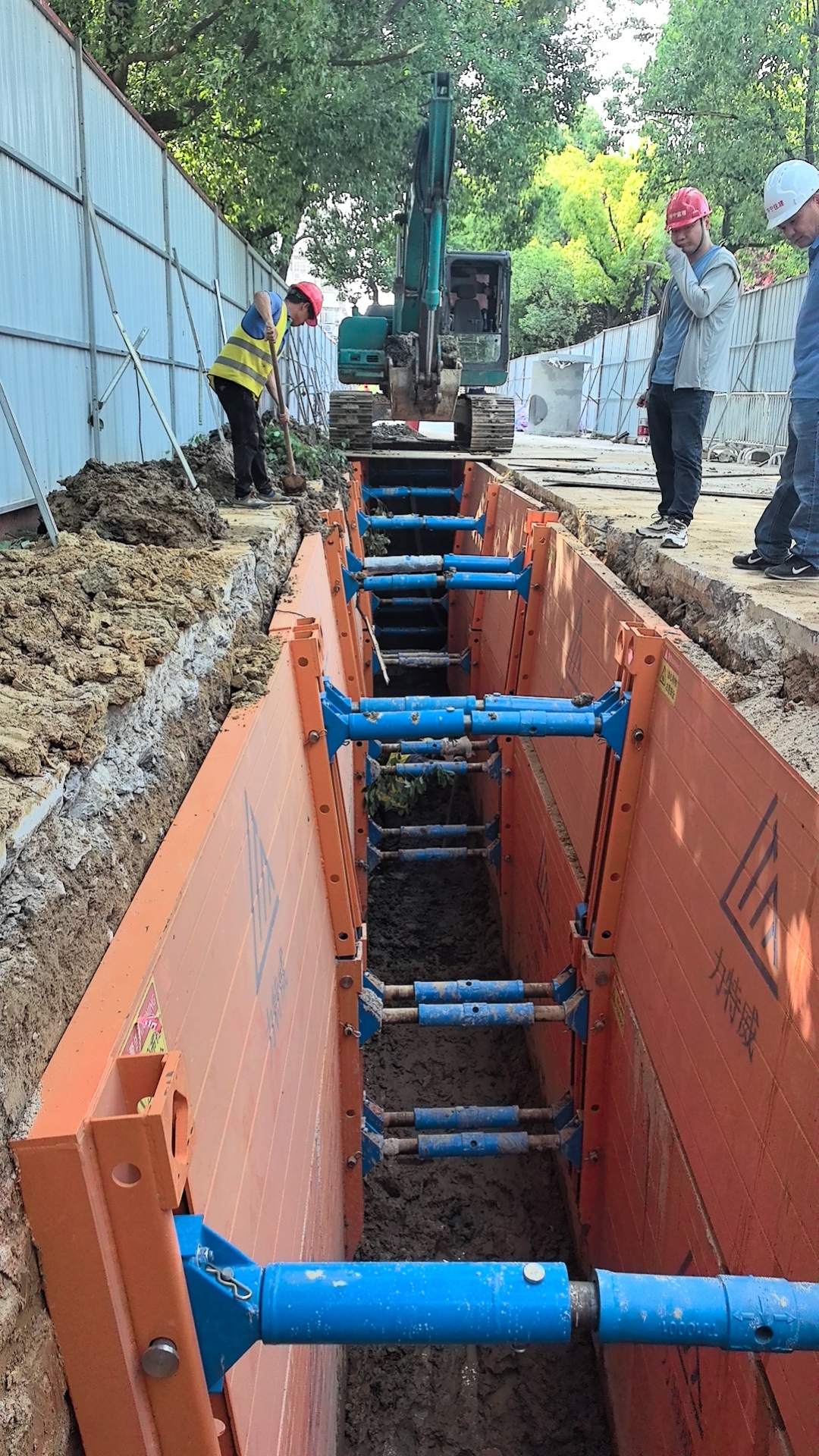 力特威滑轨式支护箱现场安装图