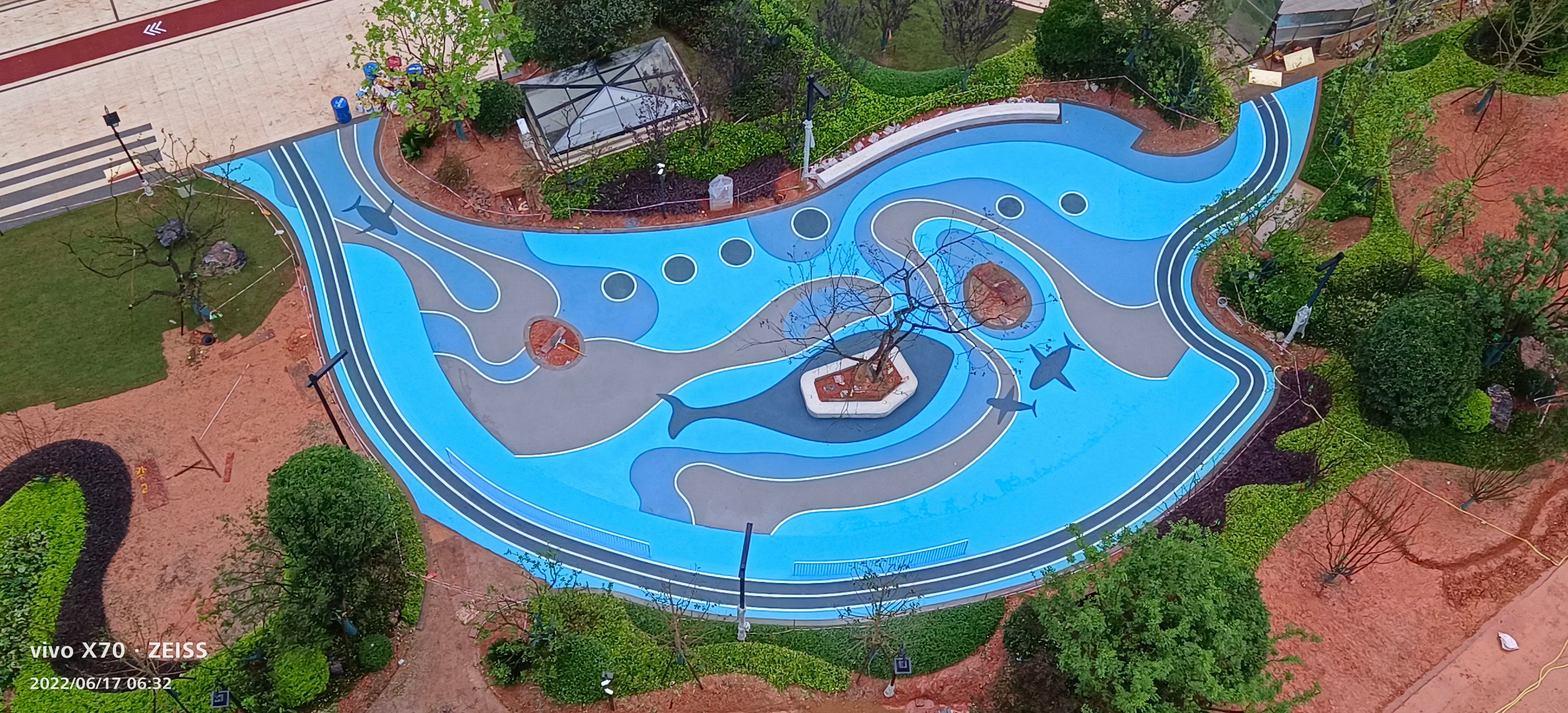 专业施工团队在进行塑胶面层摊铺