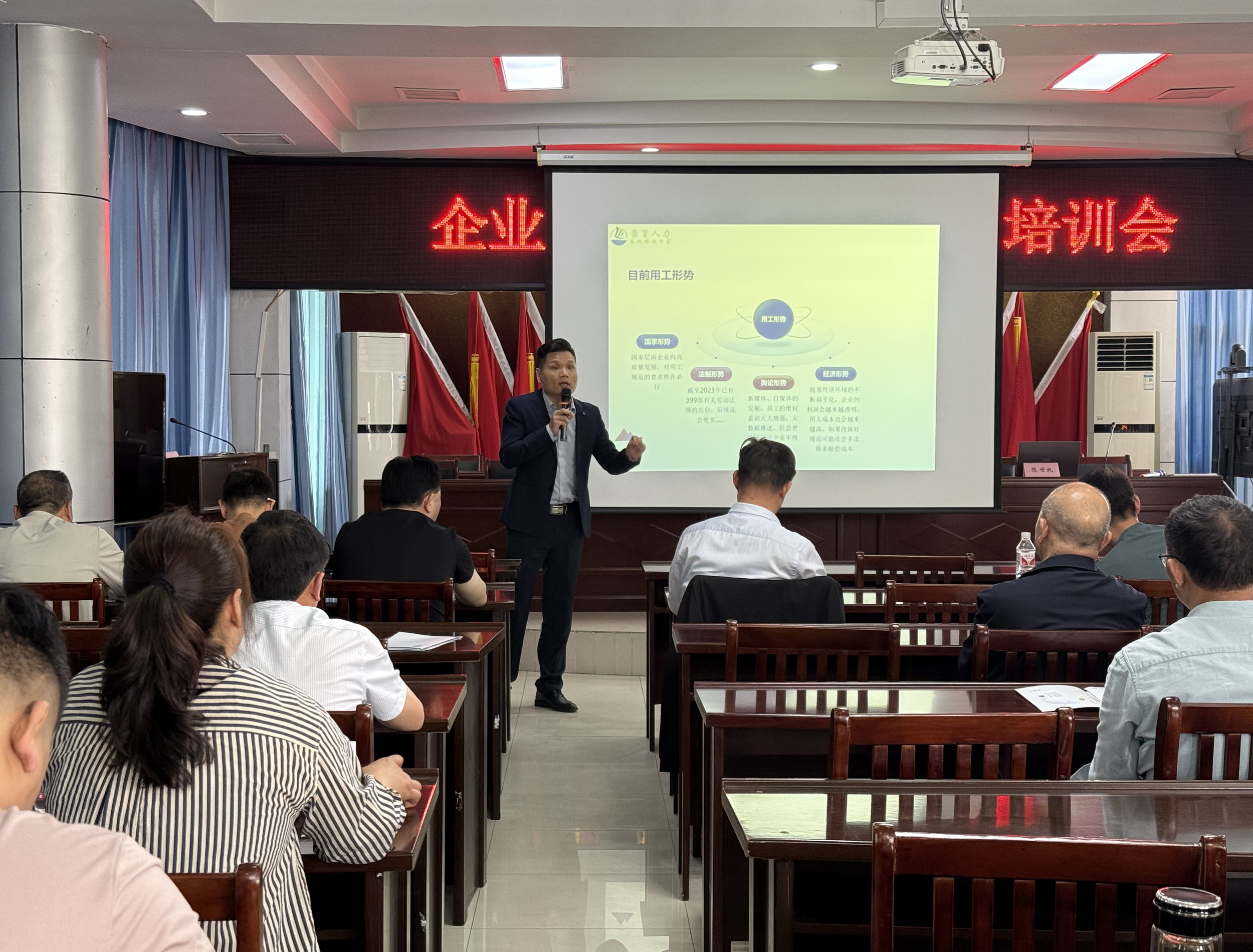 崇贤人力服务团队工作场景