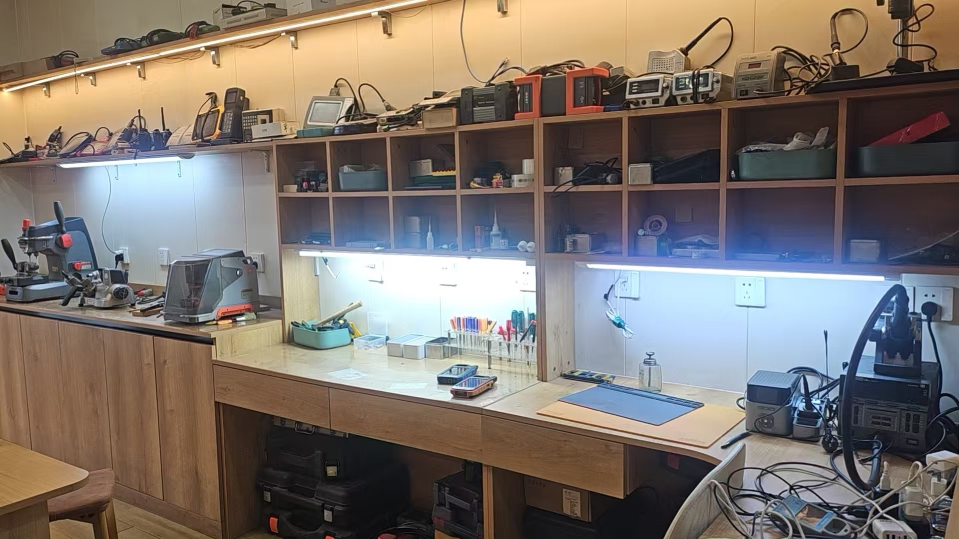 汽车钥匙维修工作台展示