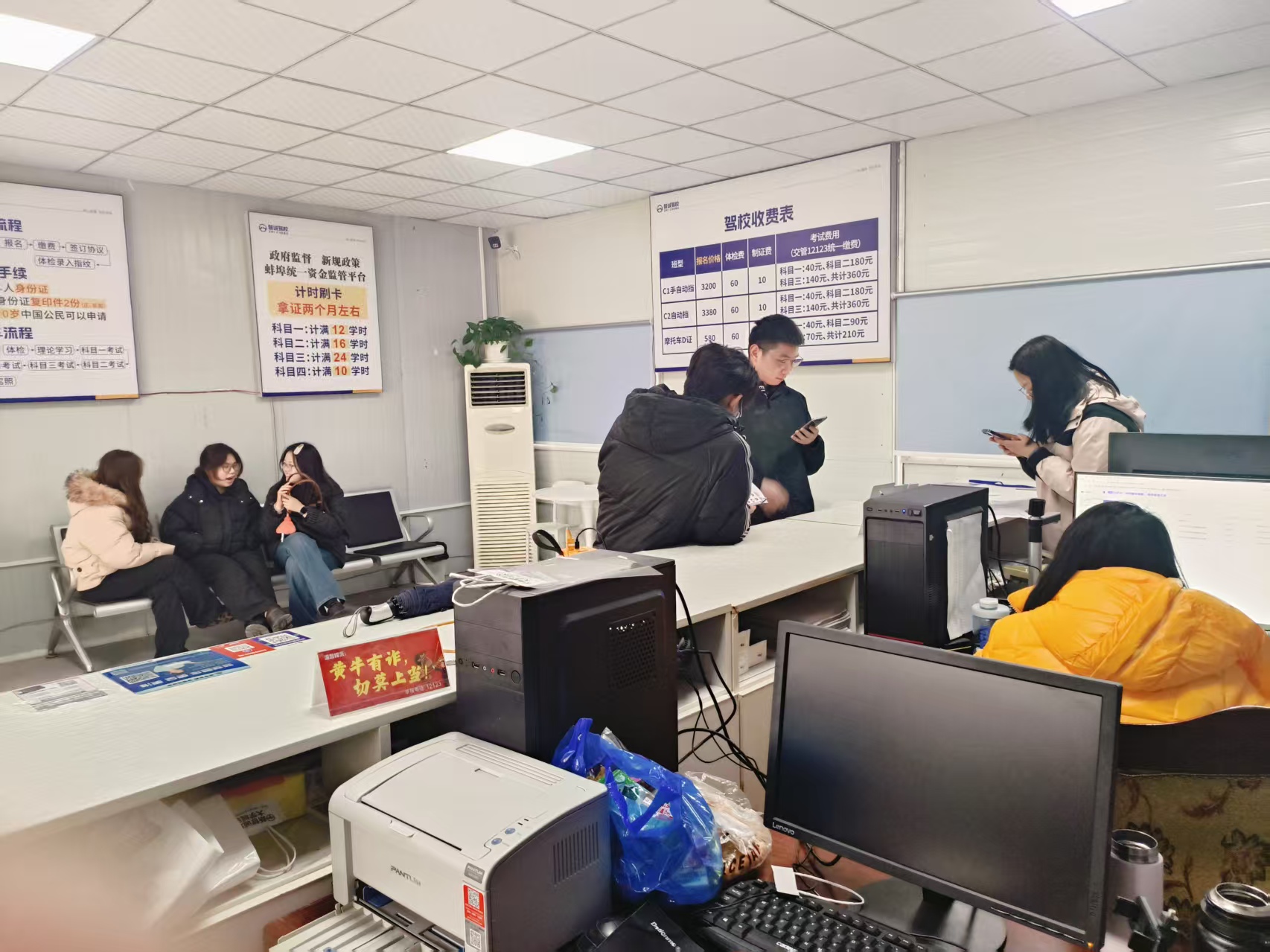 学员顺利取得驾驶证后合影