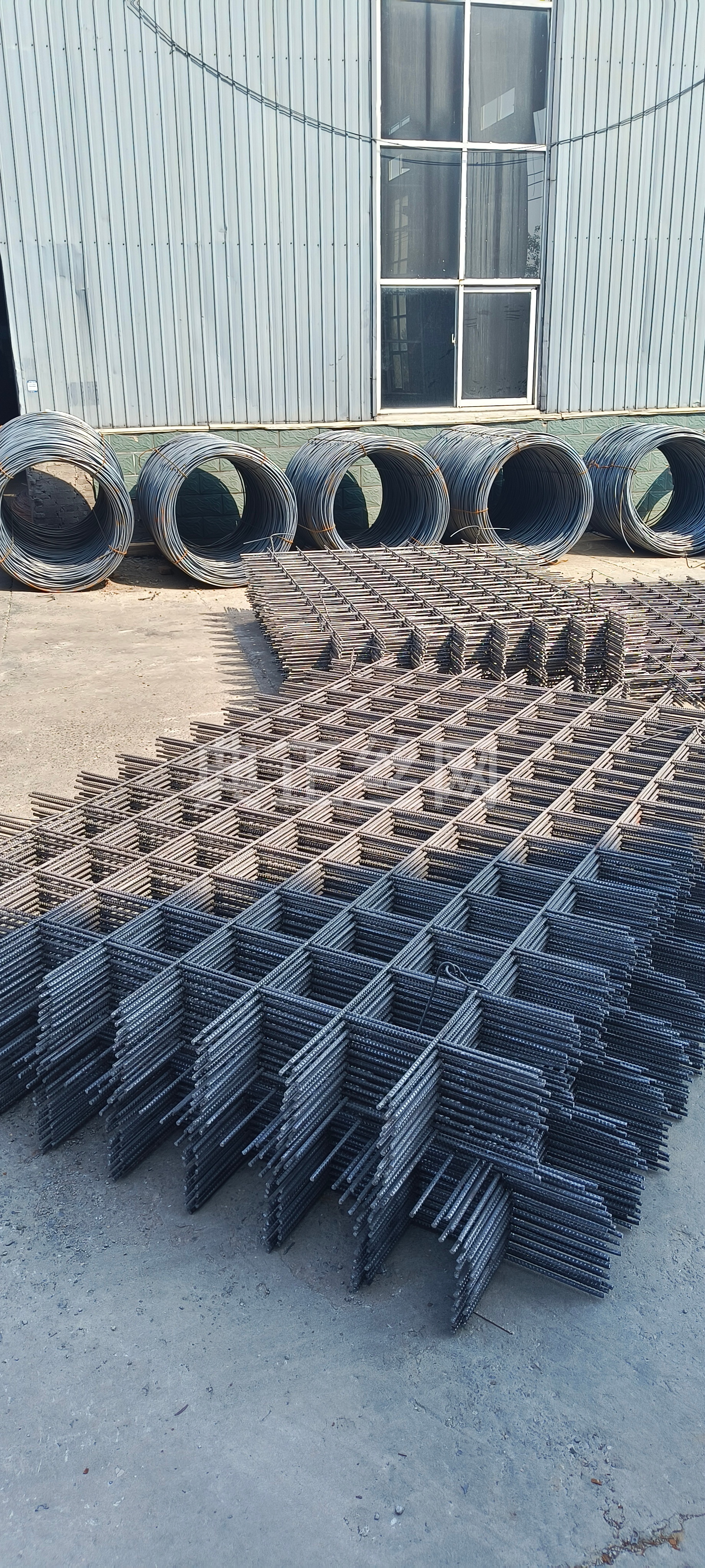 现代化网片生产车间或仓库一角