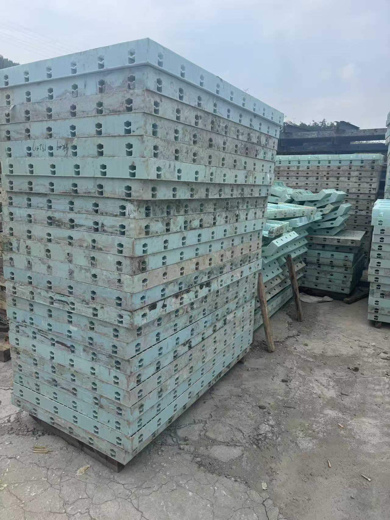 二手塑料模板在大型桥梁墩柱施工中的实际应用场景