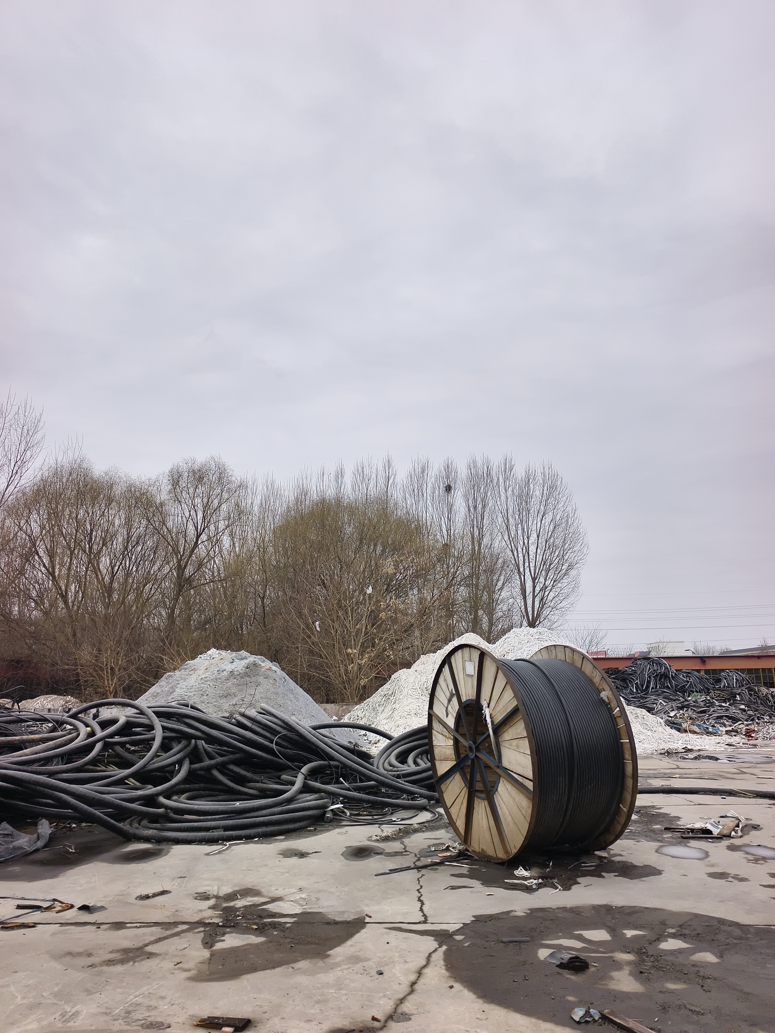 已完成分类打包的废旧电缆等待装运