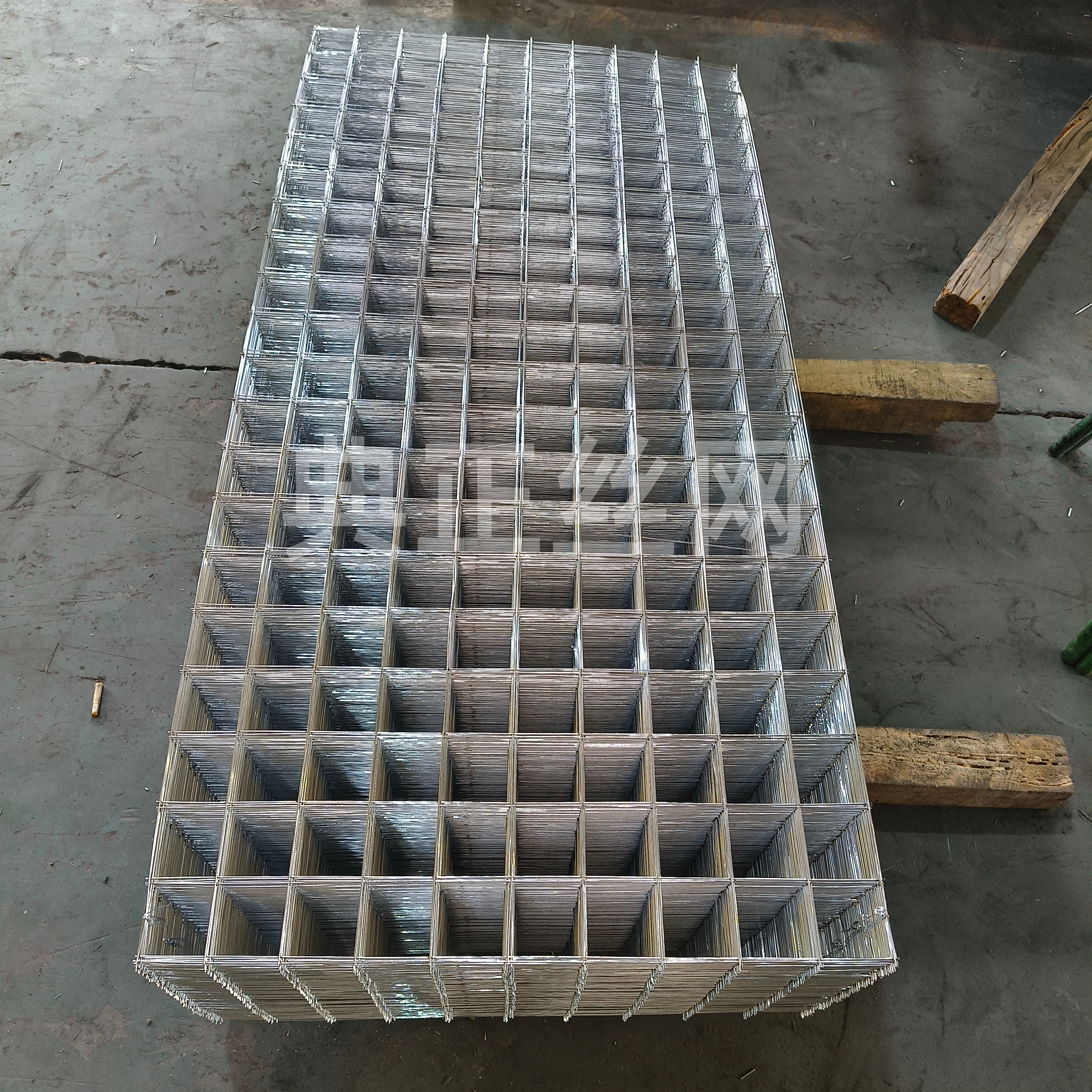 整齐码放的建筑网片成品