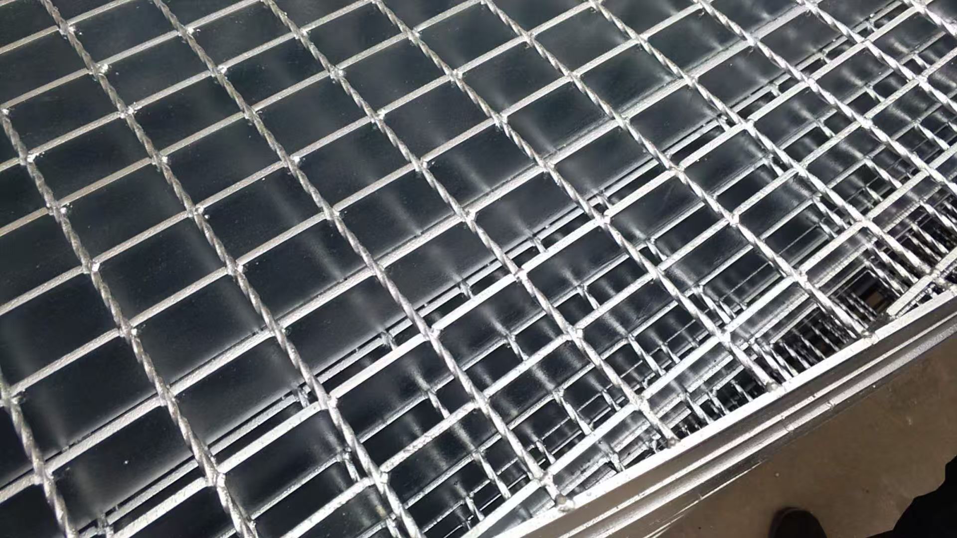 镀锌钢格板生产车间