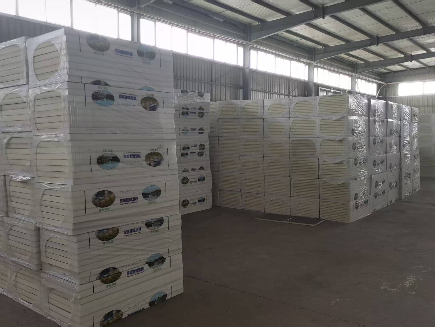 防火涂料保障建筑安全示意图