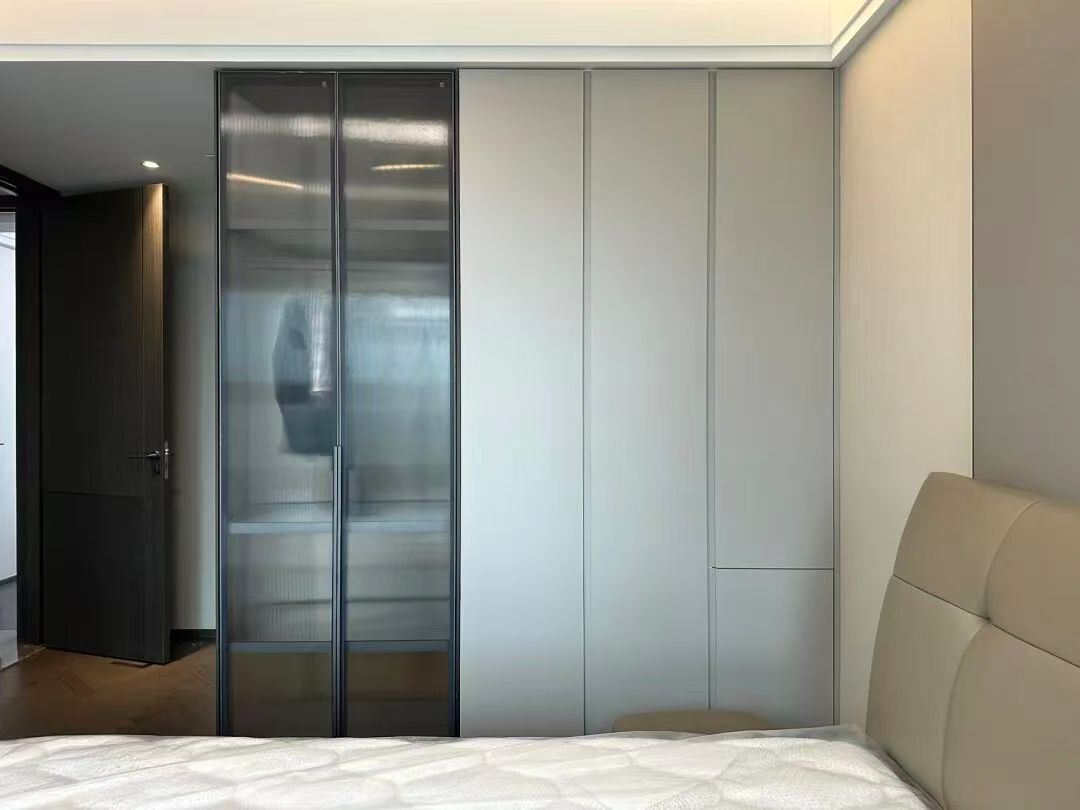 现代极简卧室橱柜.jpg