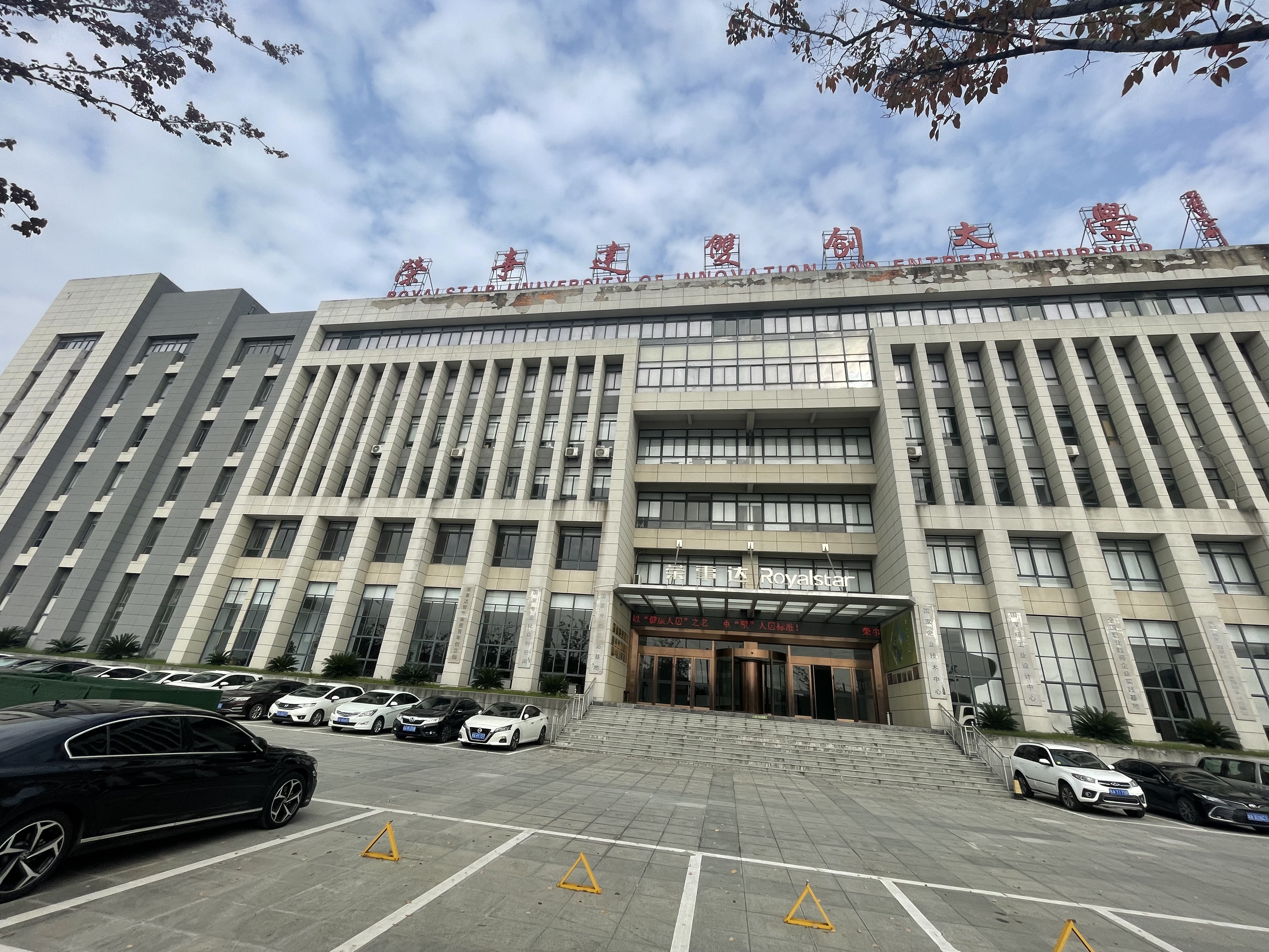 酒店智能入住终端或优雅大堂一角