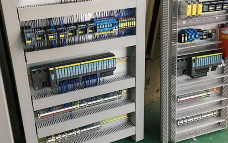 现代化PLC控制柜装配车间