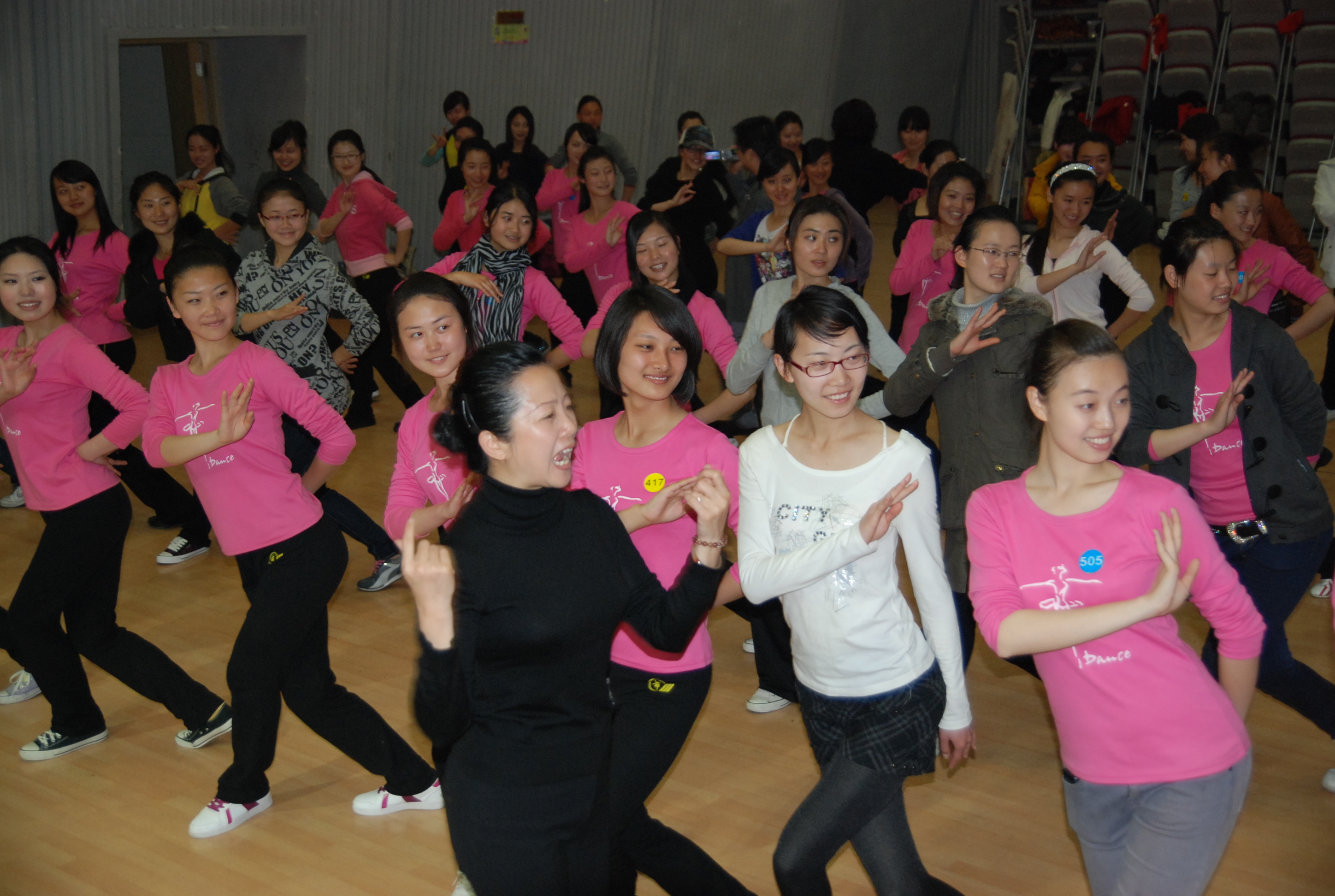 服务礼仪实战演练场景，学员正在进行情景模拟