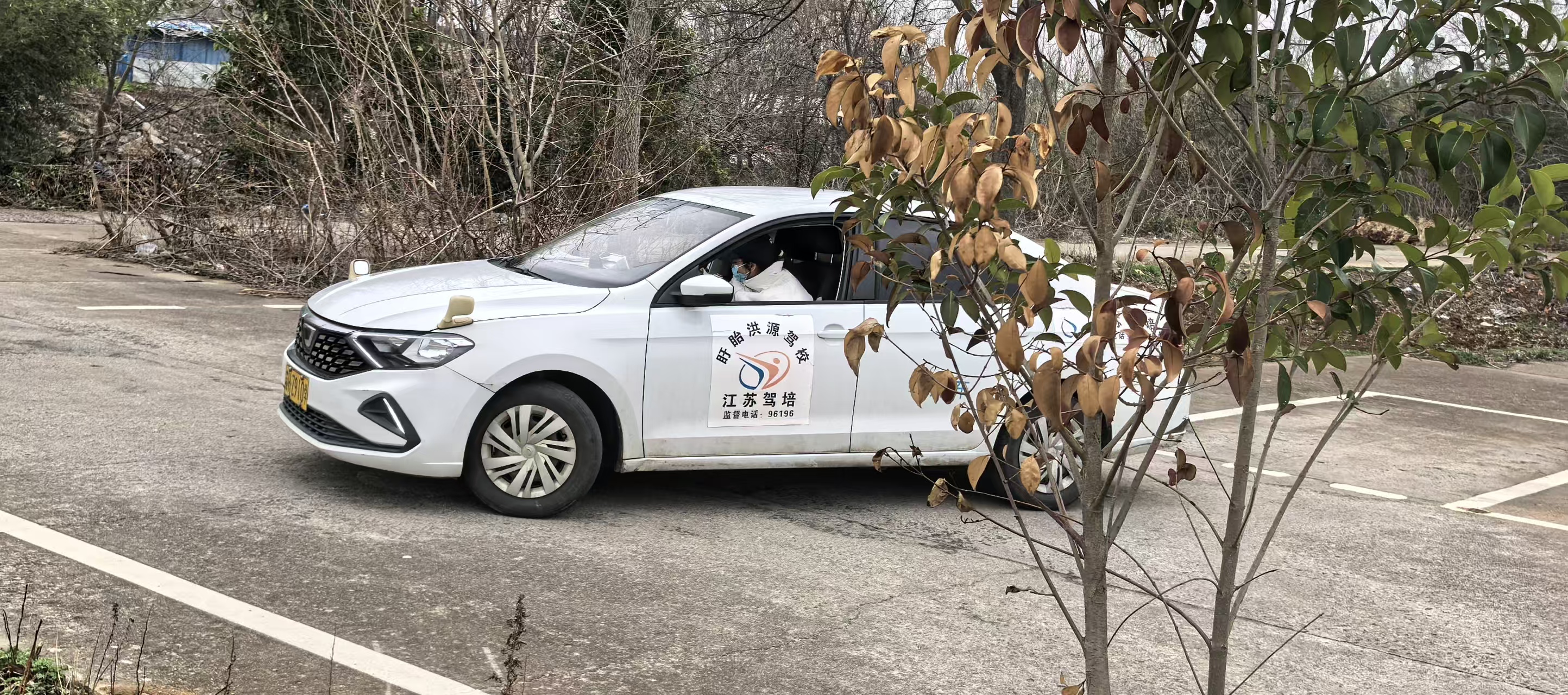 教练员耐心教学场景