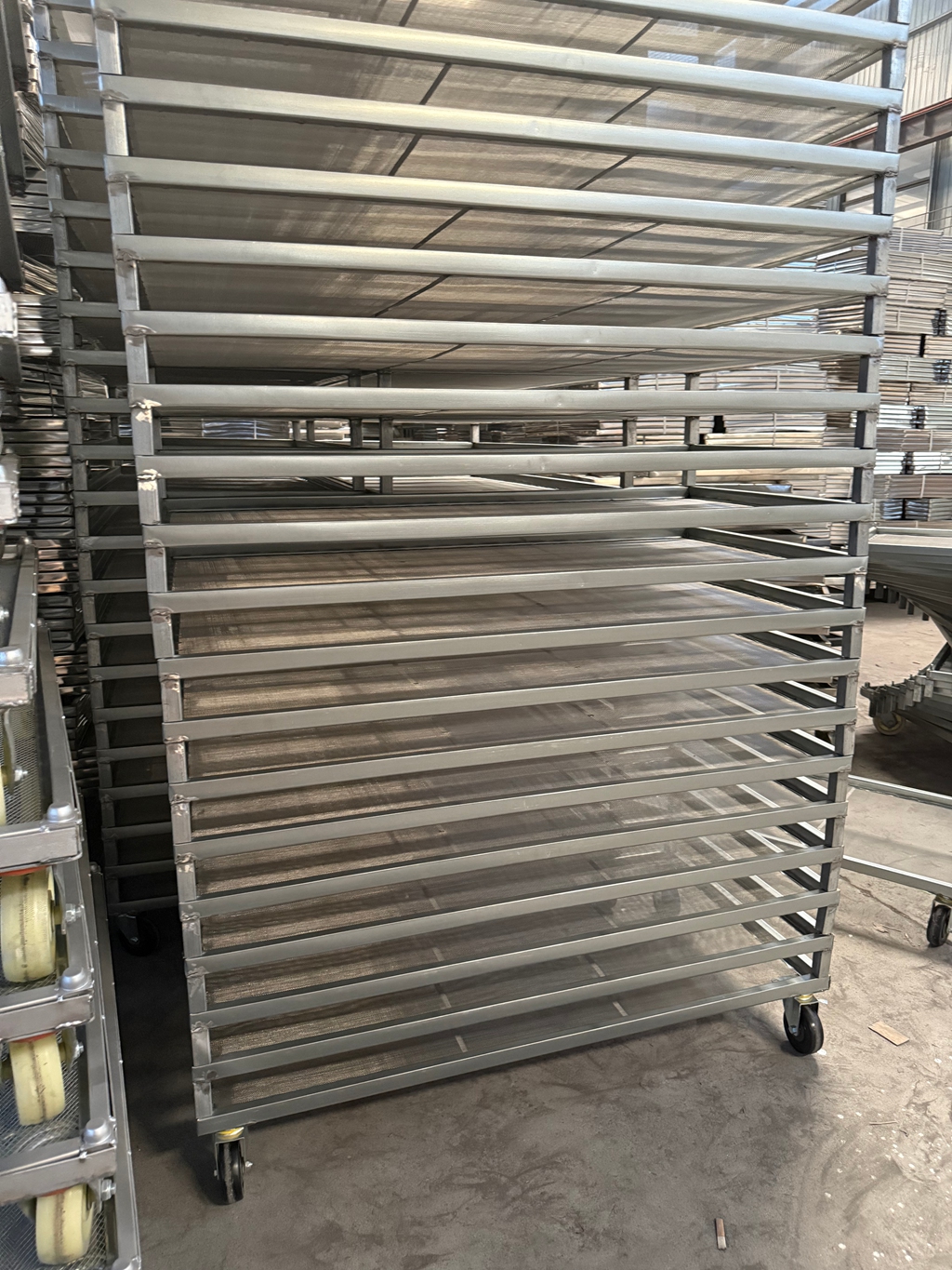 叠加式烘干车在车间的应用场景，展示空间节约与高效搬运