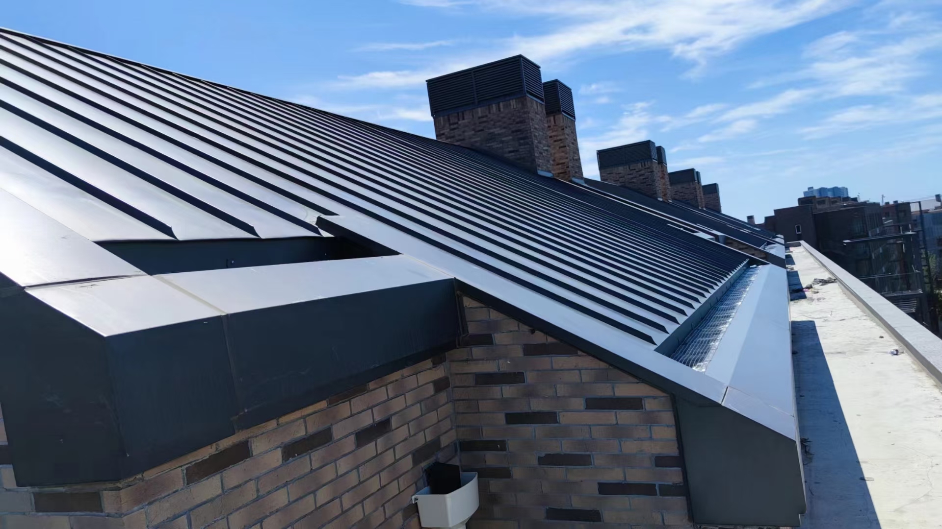 现代化金属板材生产车间