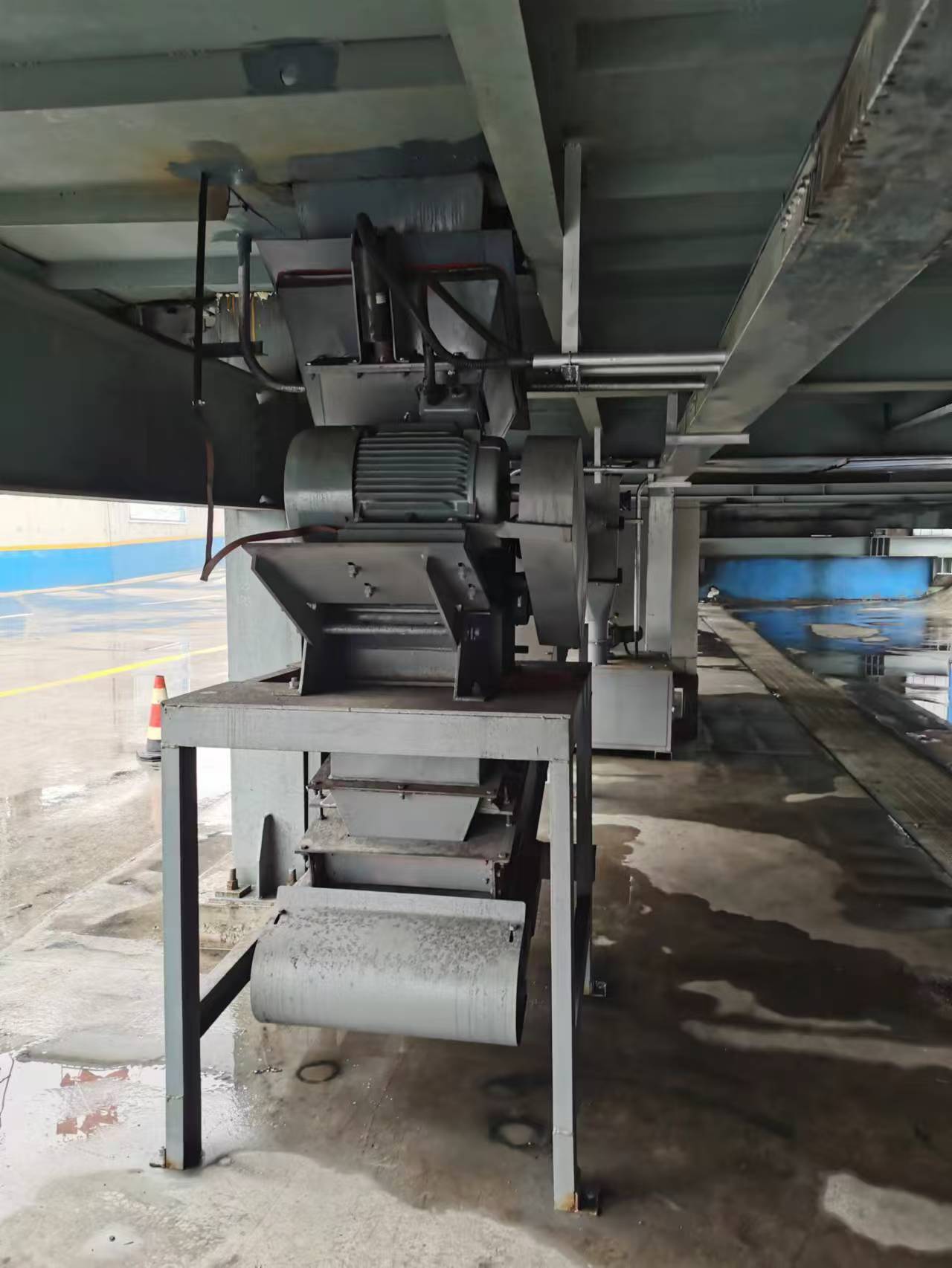 现代化工业生产线上的采样设备