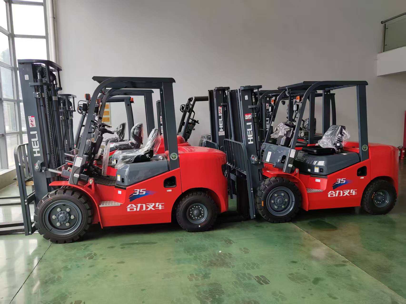 叉车在仓库内灵活作业